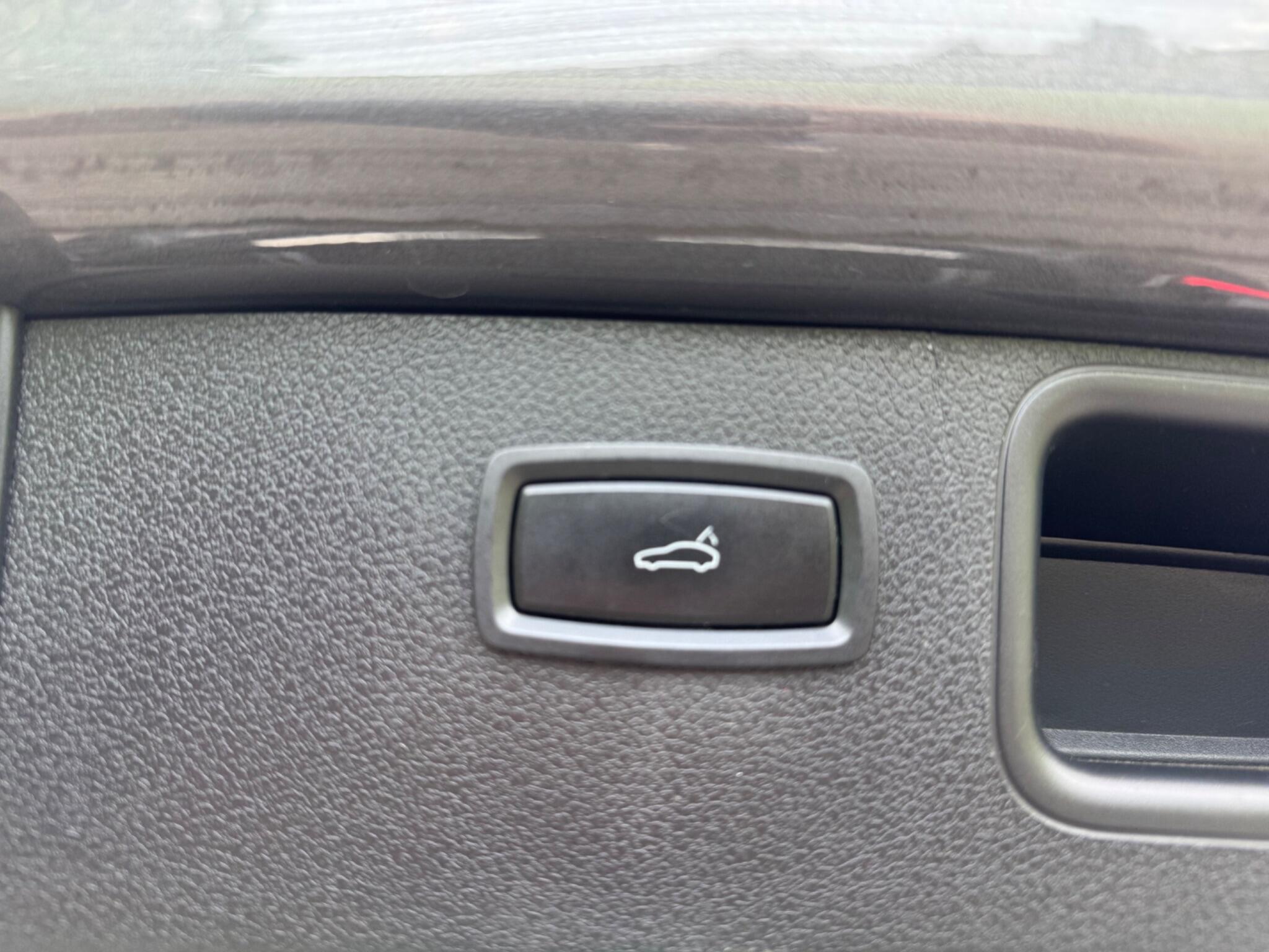 Porsche Macan - Image 36