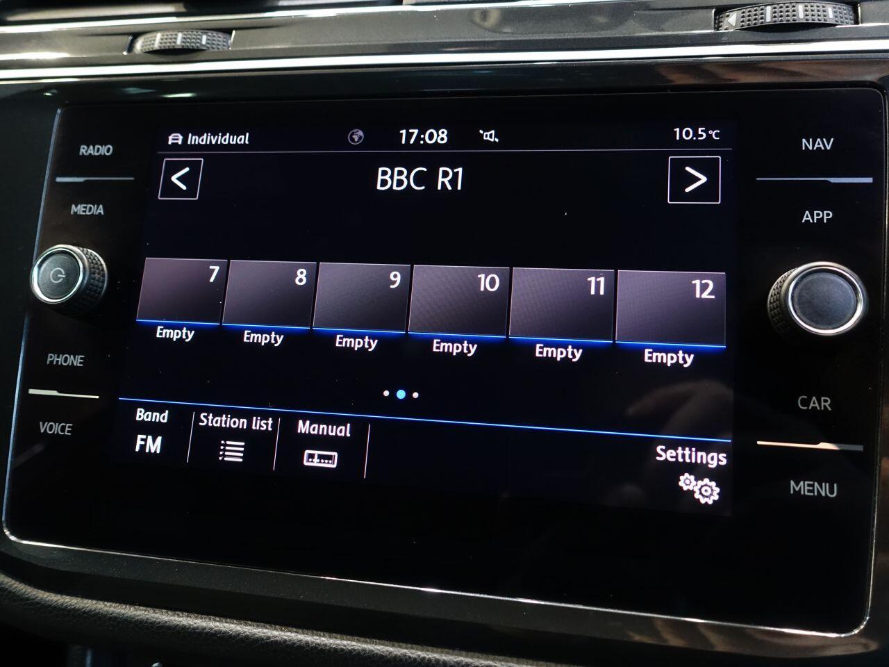 Volkswagen Tiguan - Image 30