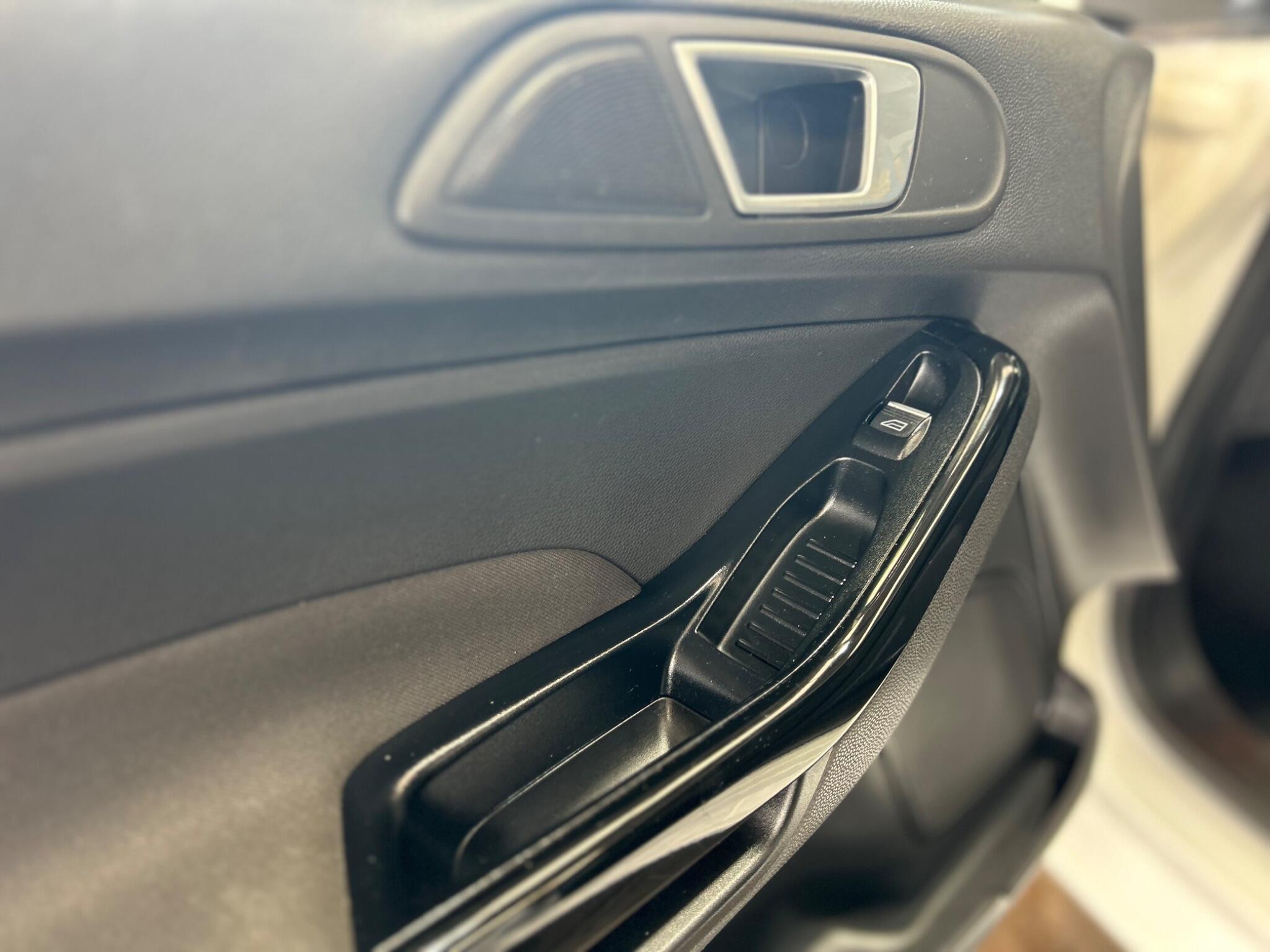 Ford Fiesta - Image 22