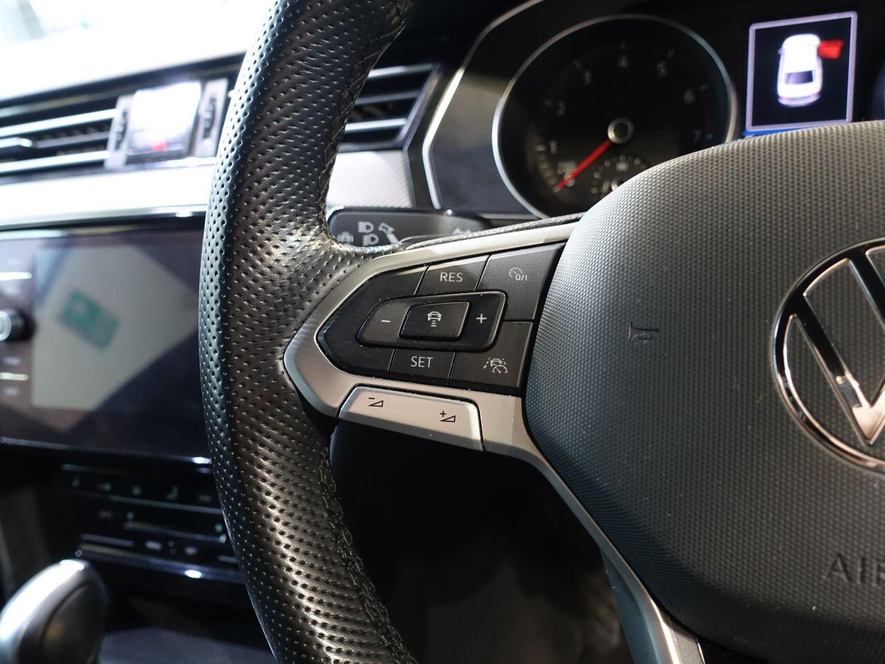 Volkswagen Passat - Image 27