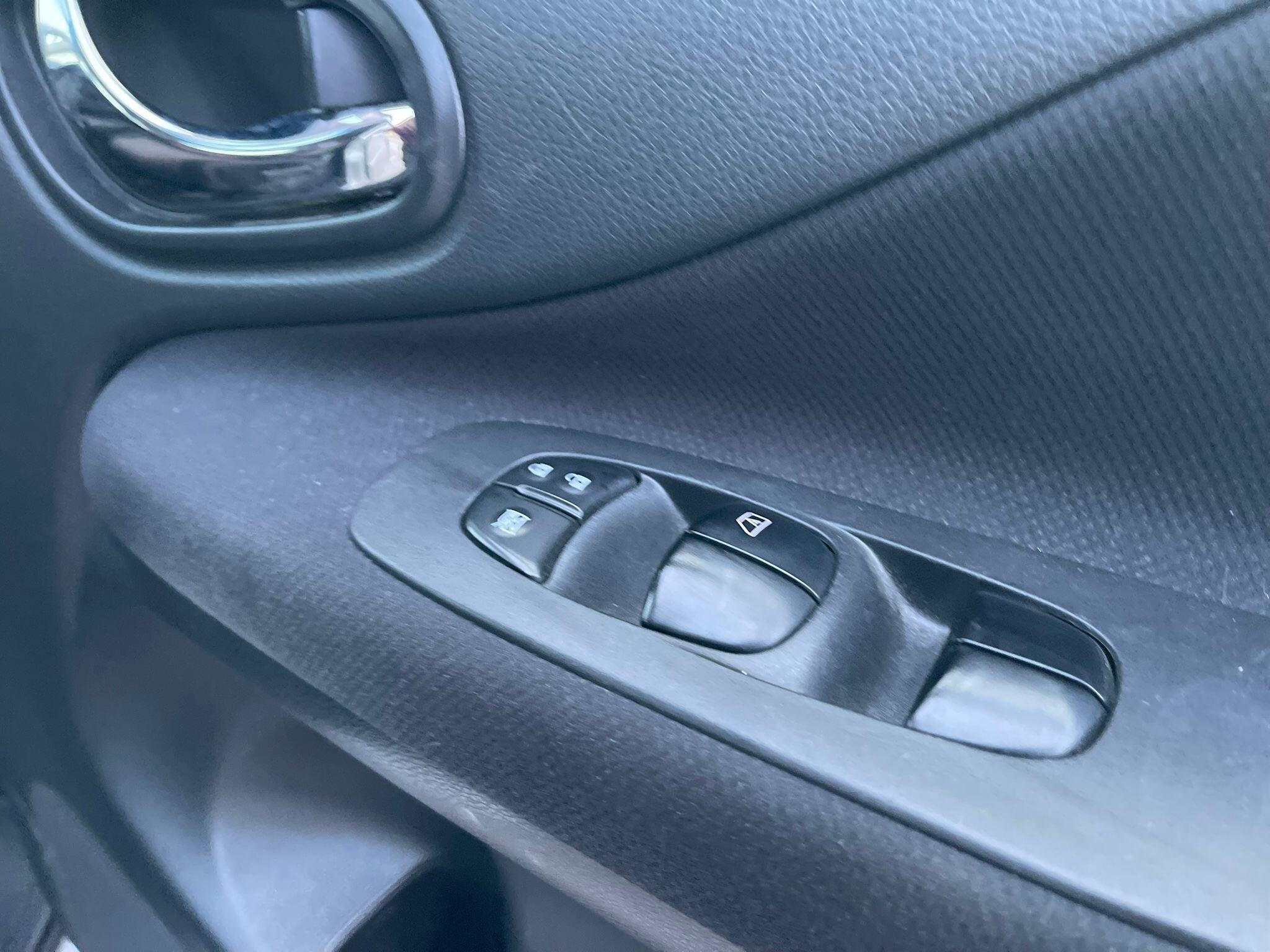 Nissan Serena - Image 13