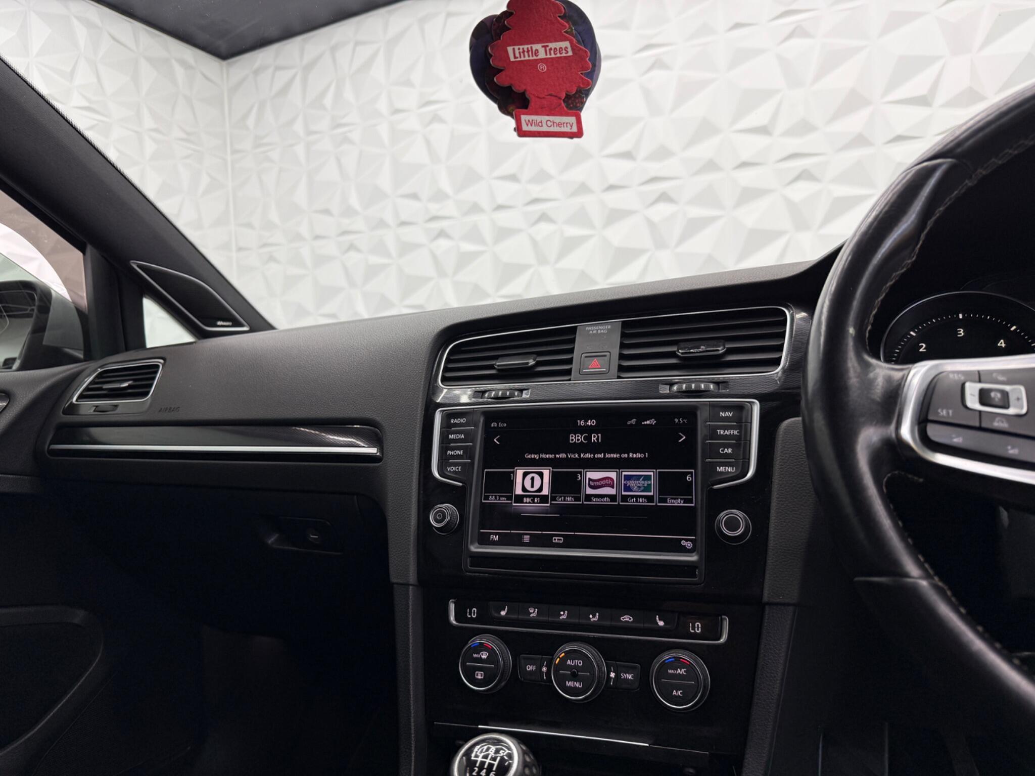Volkswagen Golf - Image 25