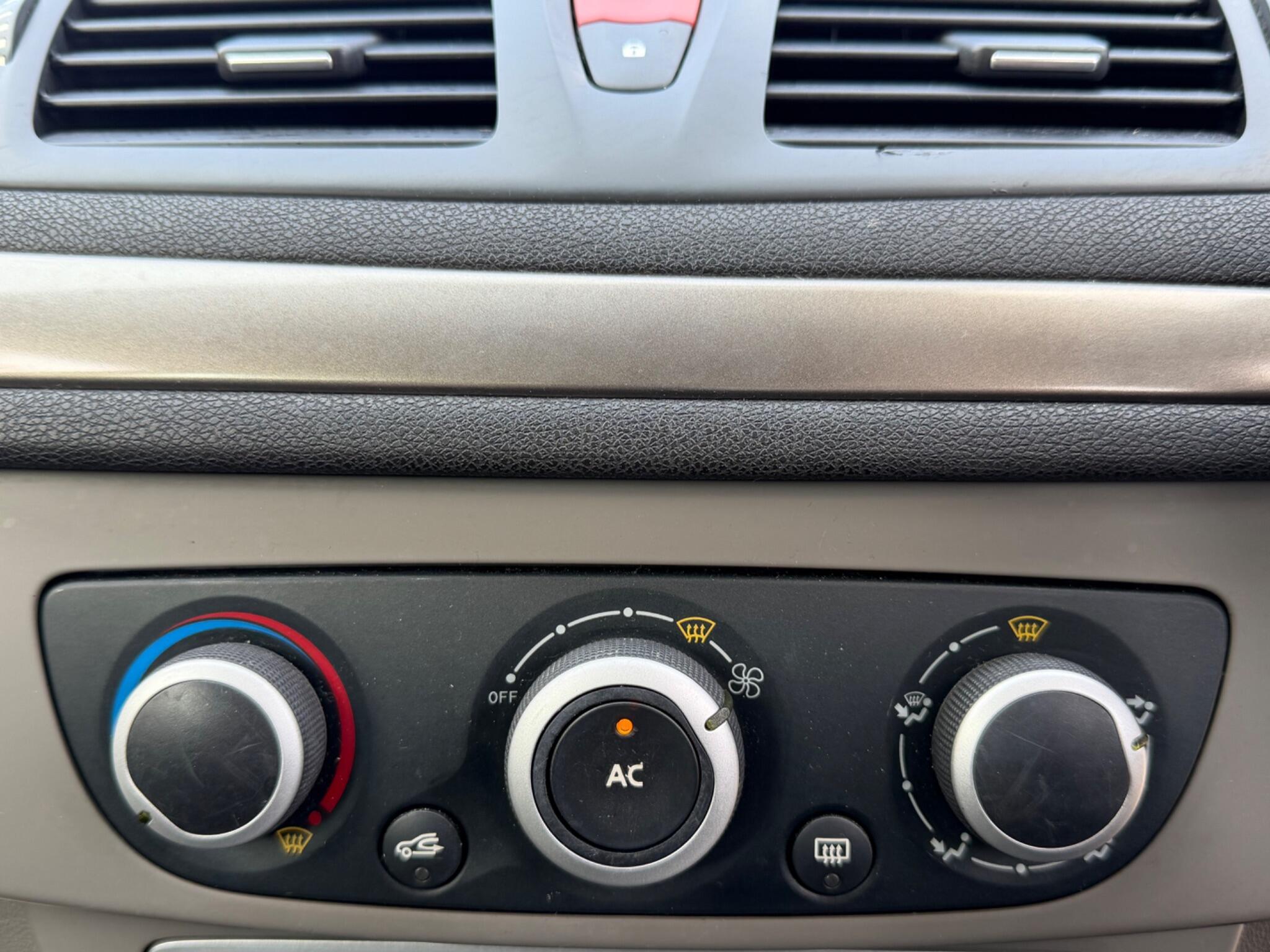 Renault Megane - Image 18