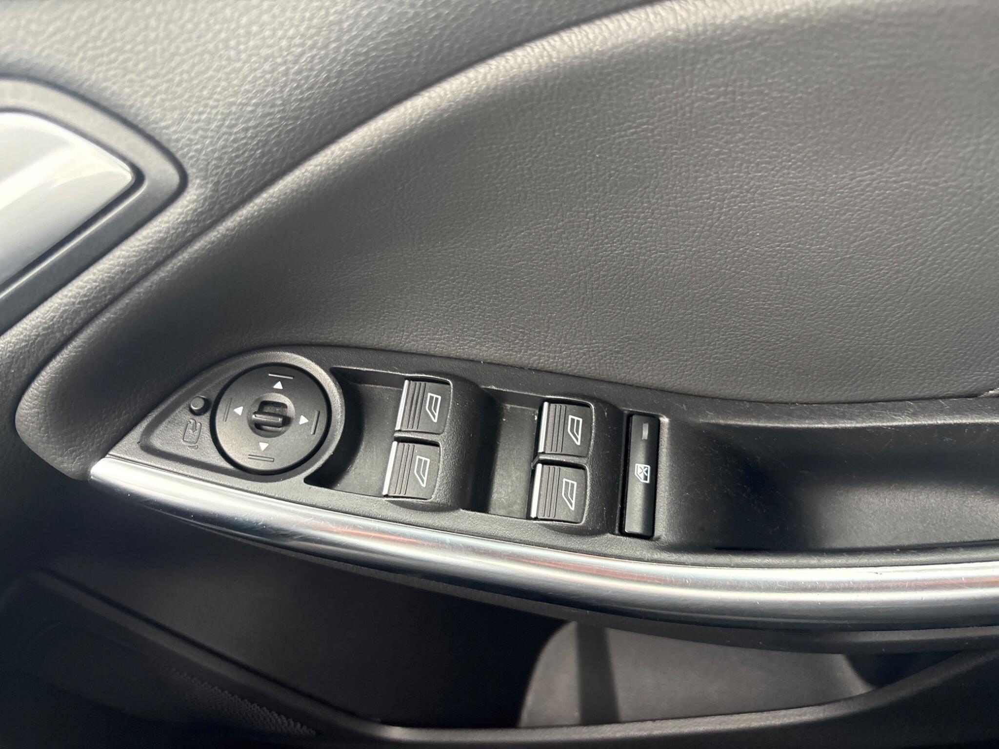 Ford Focus - Image 36