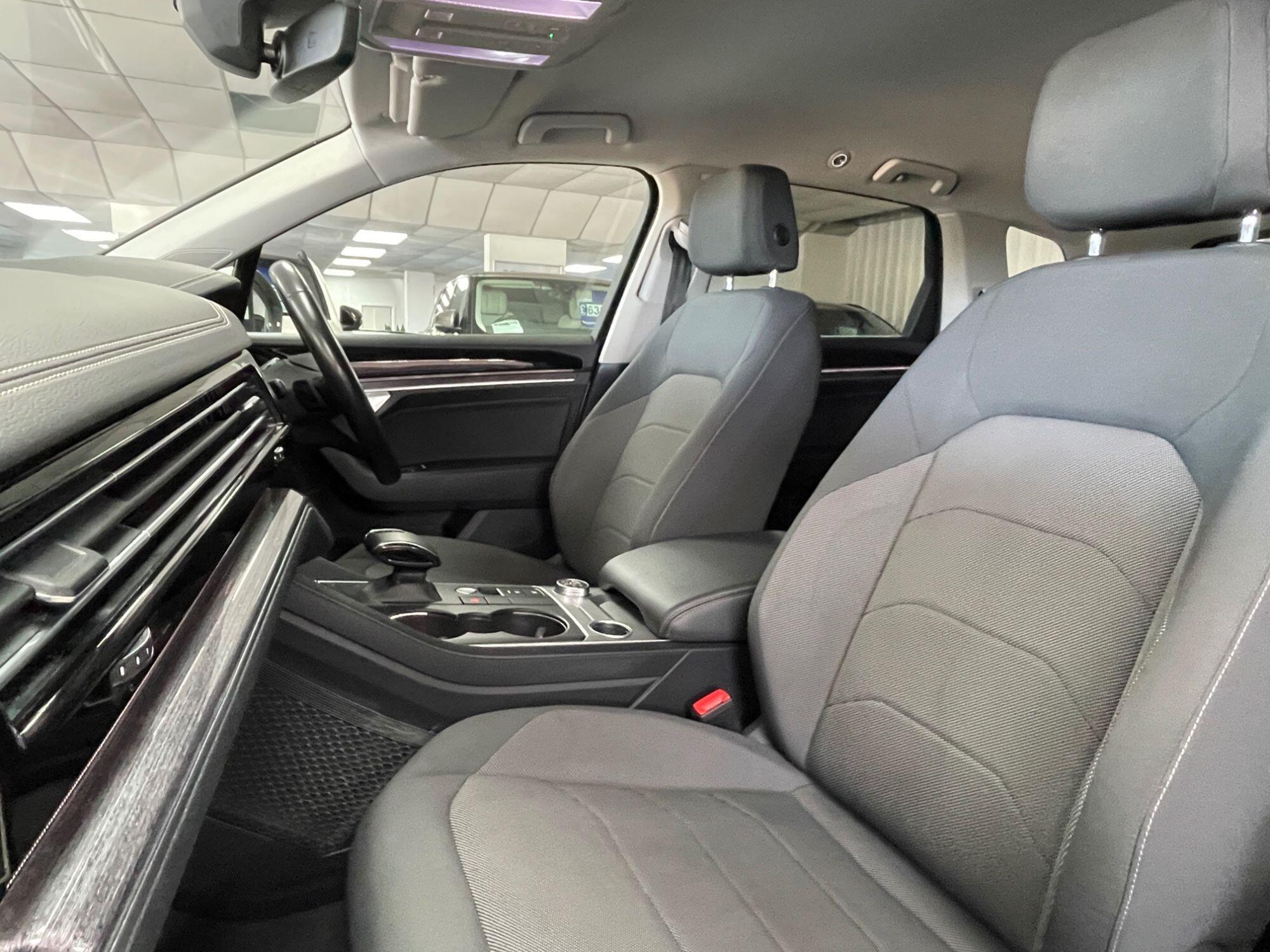 Volkswagen Touareg - Image 33