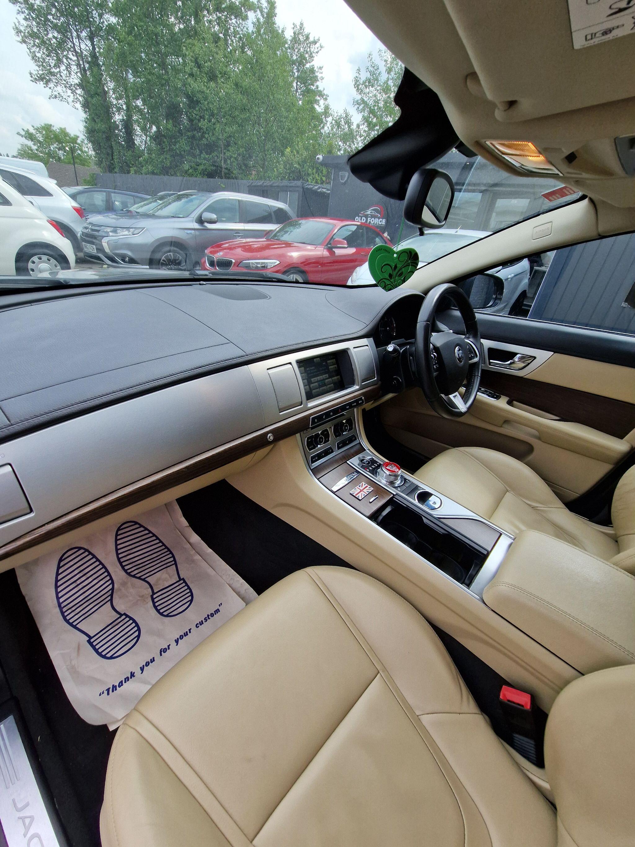 Jaguar XF - Image 37