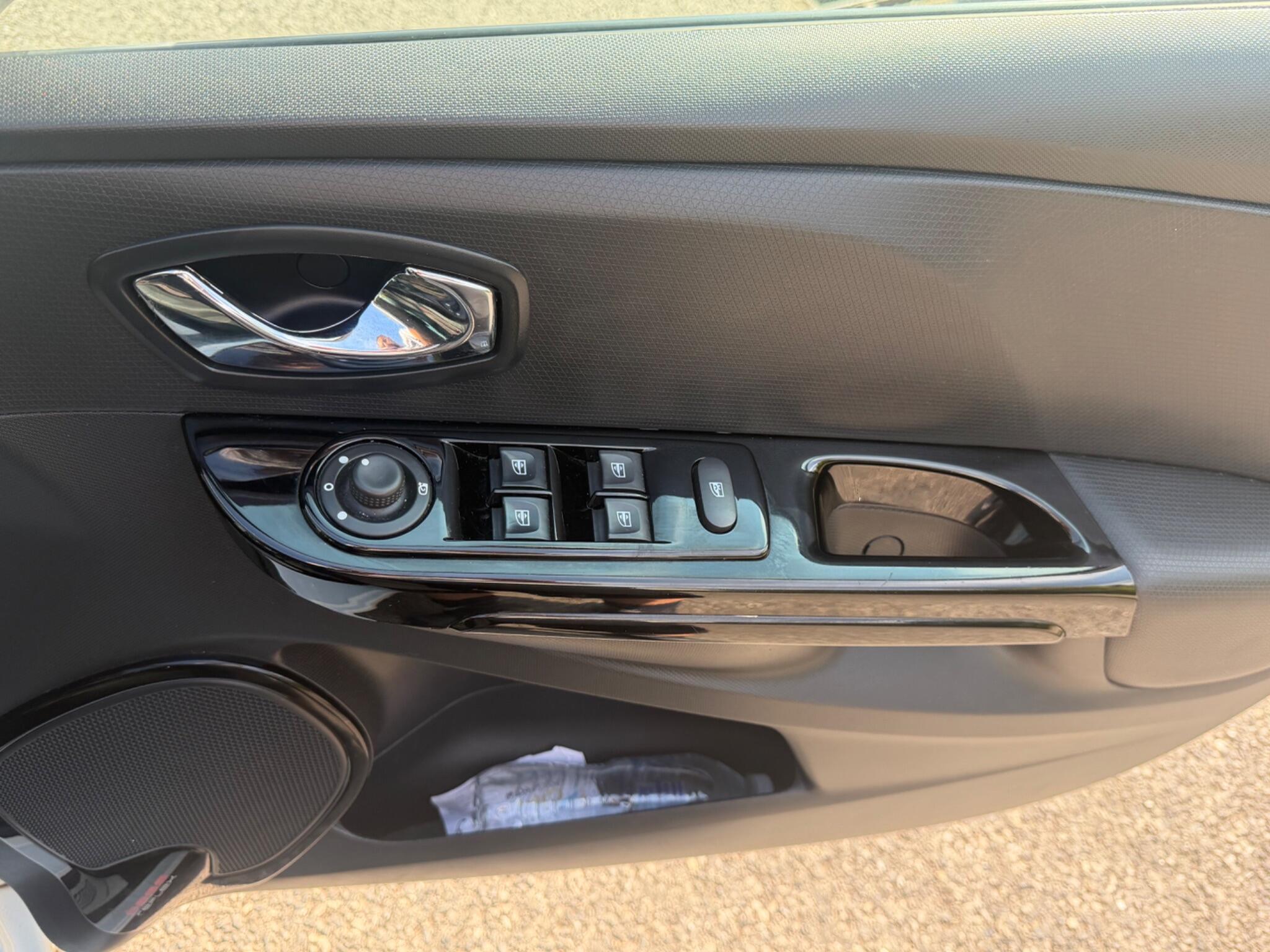 Renault Clio - Image 19