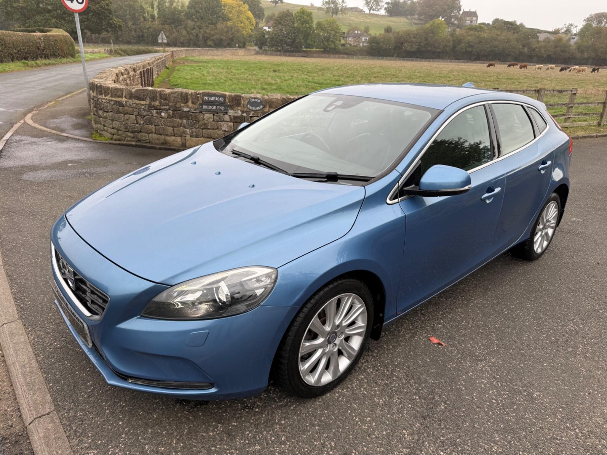 Volvo V40 - Image 2