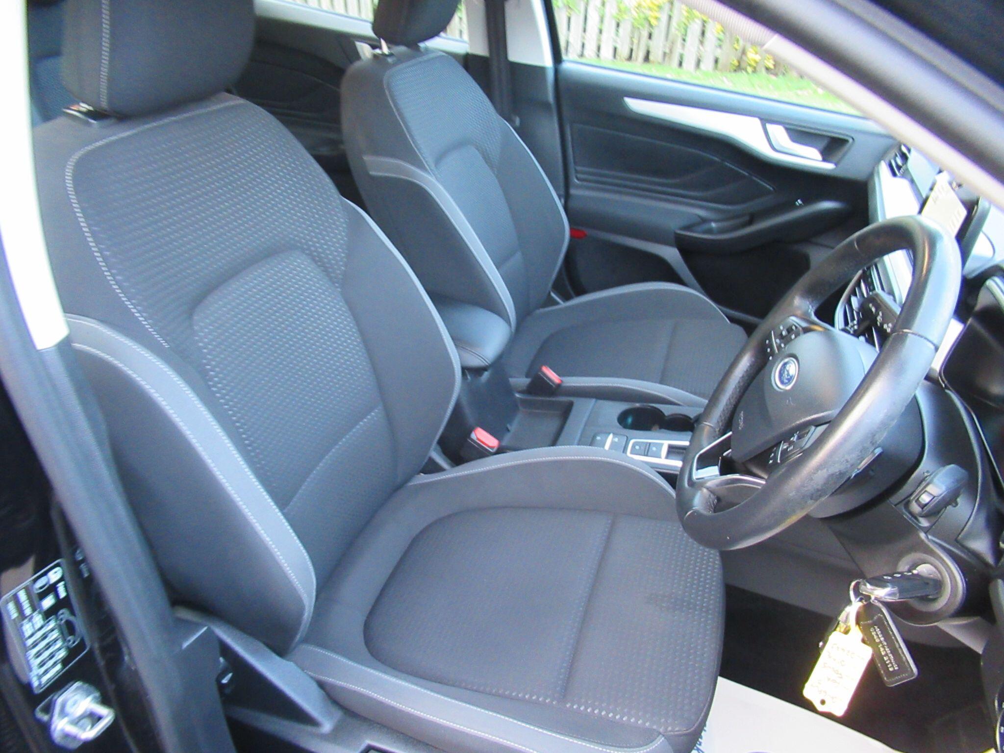 Ford Focus - Image 21