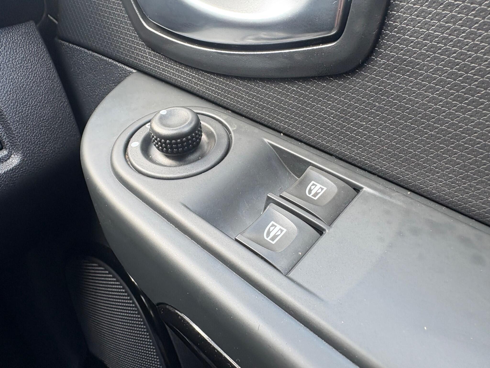 Renault Clio - Image 31