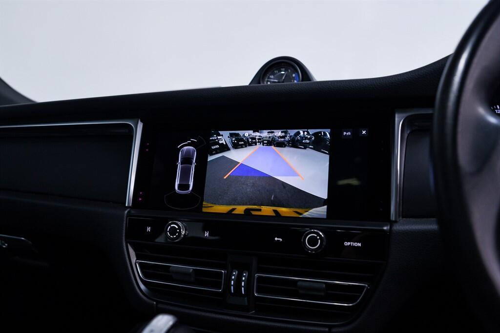 Porsche Macan - Image 21