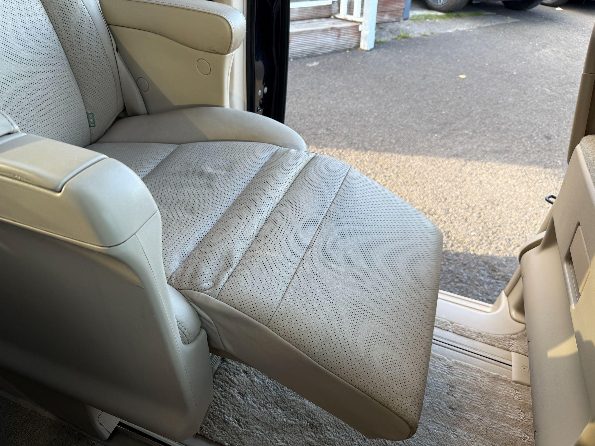 Toyota Alphard - Image 47