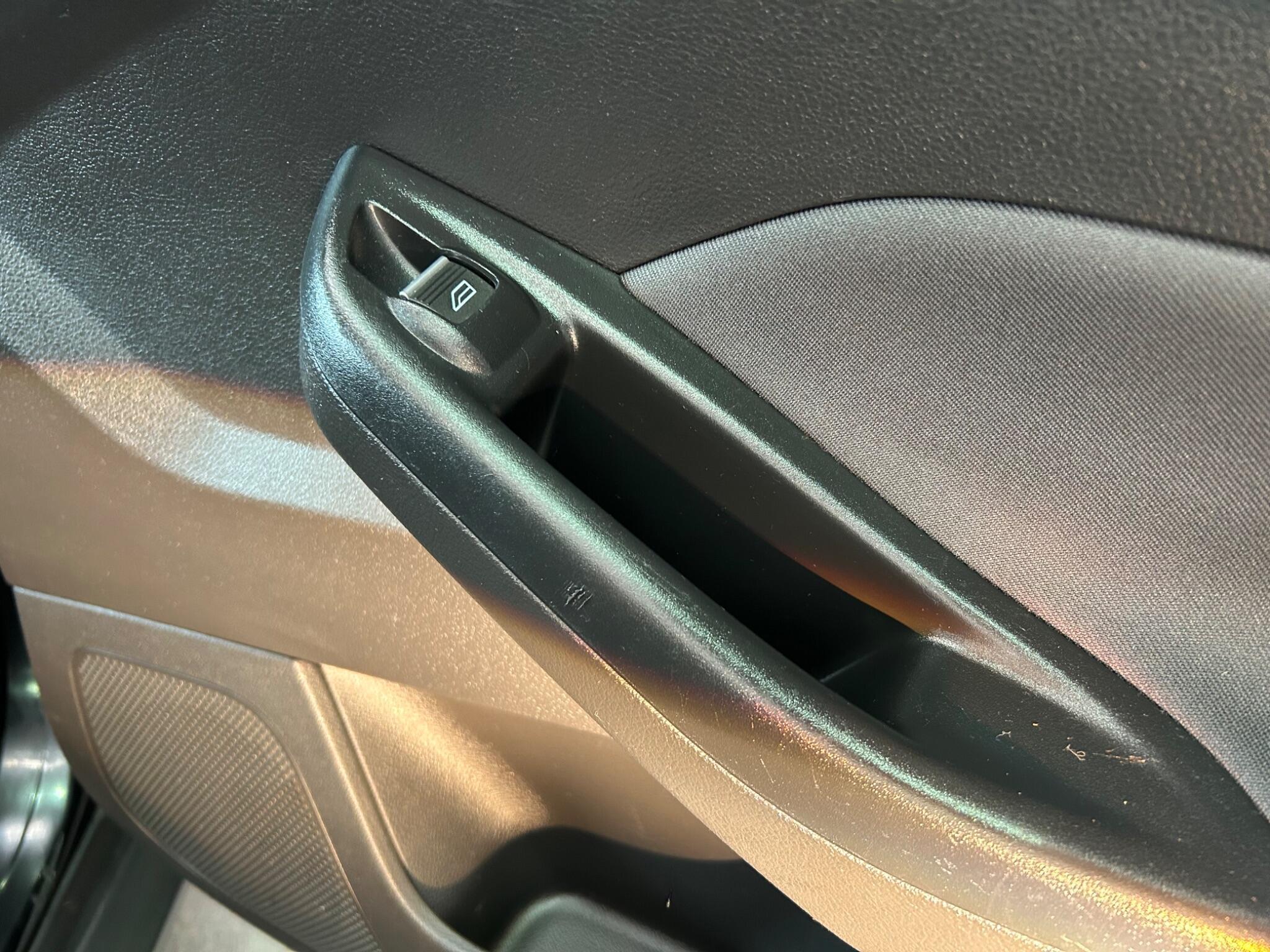 Ford Focus - Image 26