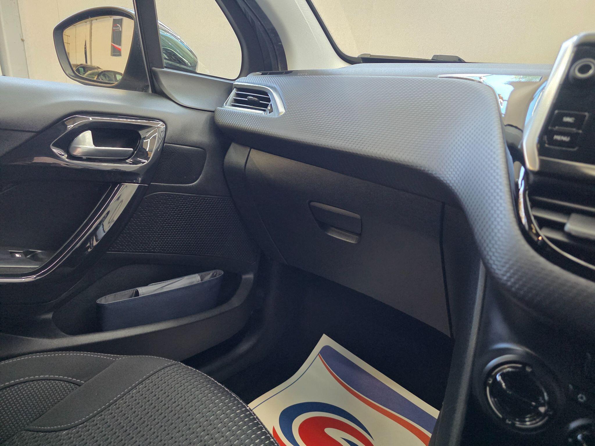 Peugeot 208 - Image 13