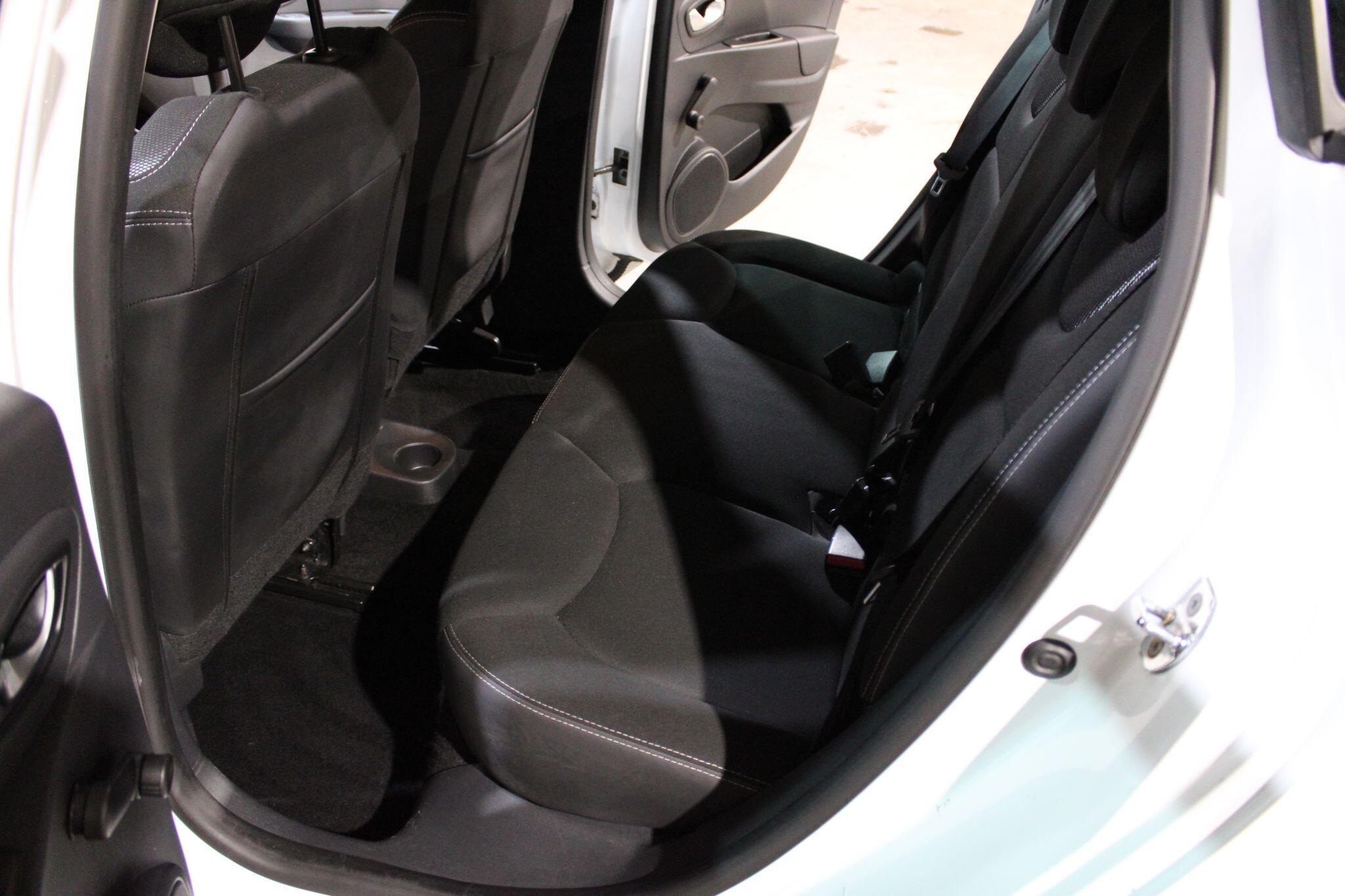 Renault Clio - Image 15