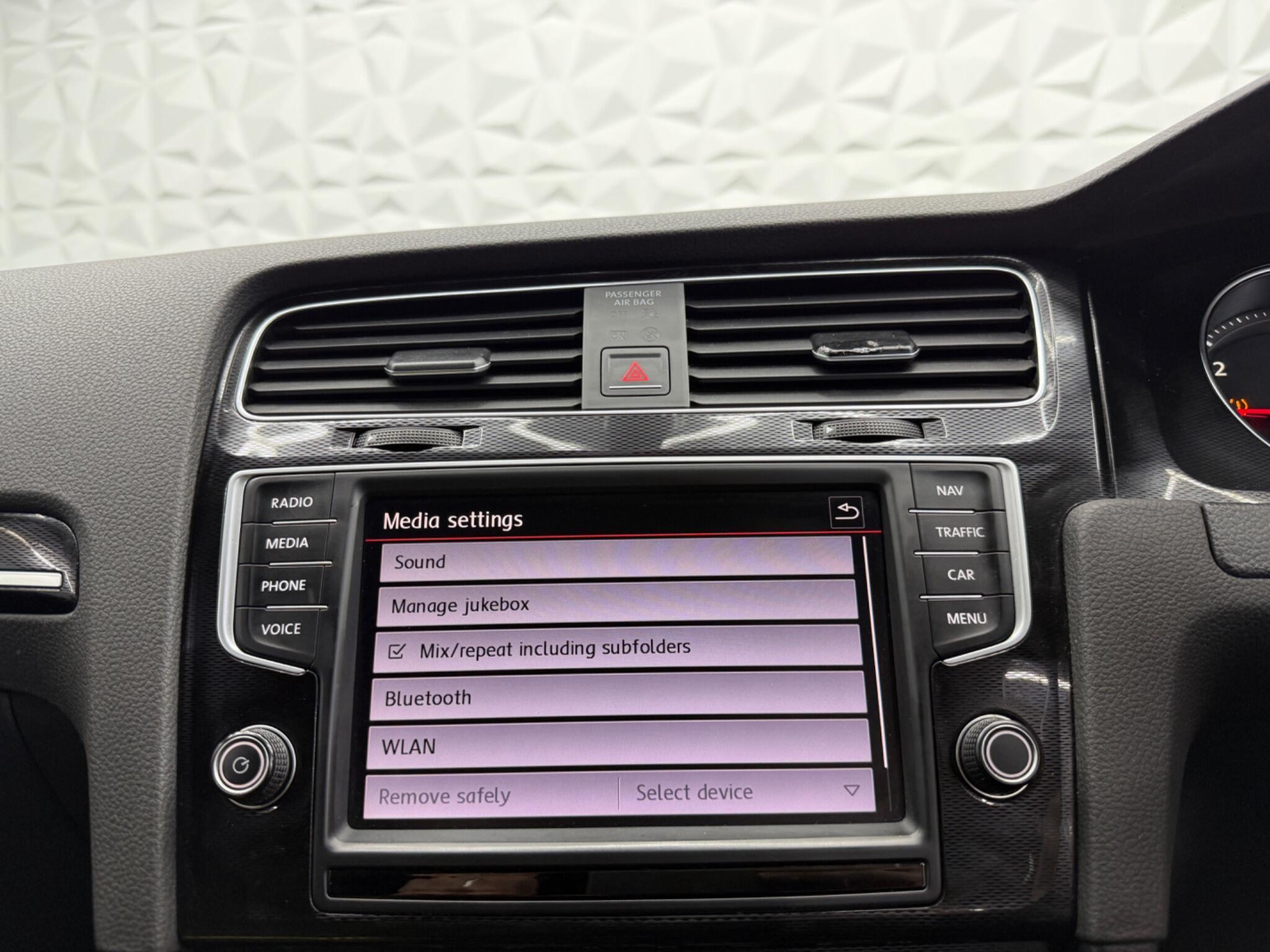 Volkswagen Golf - Image 35
