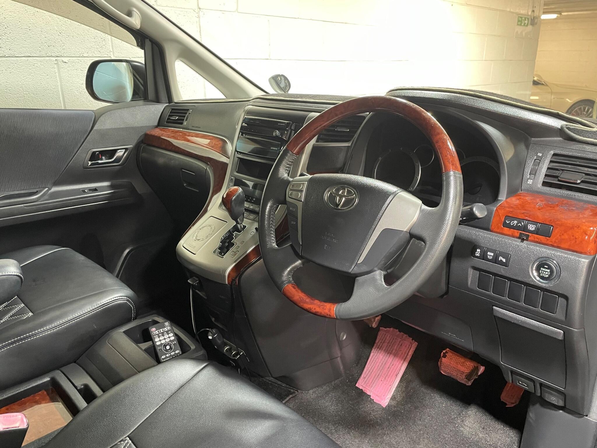 Toyota Vellfire - Image 9