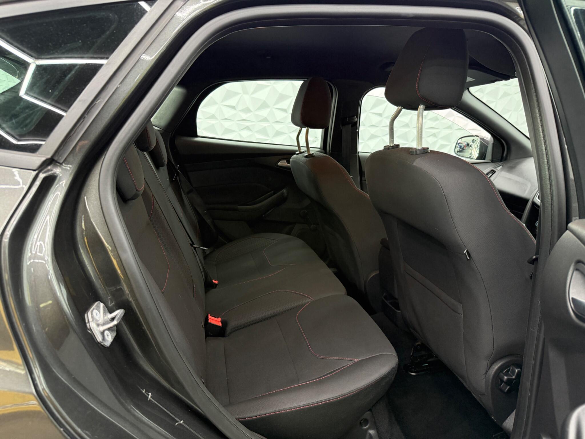 Ford Focus - Image 23