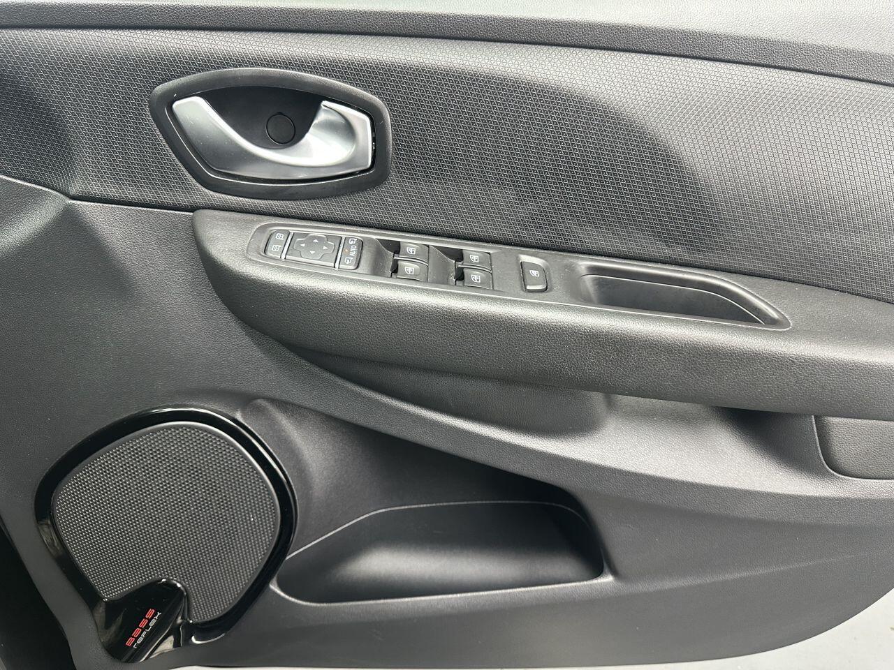 Renault Clio - Image 17