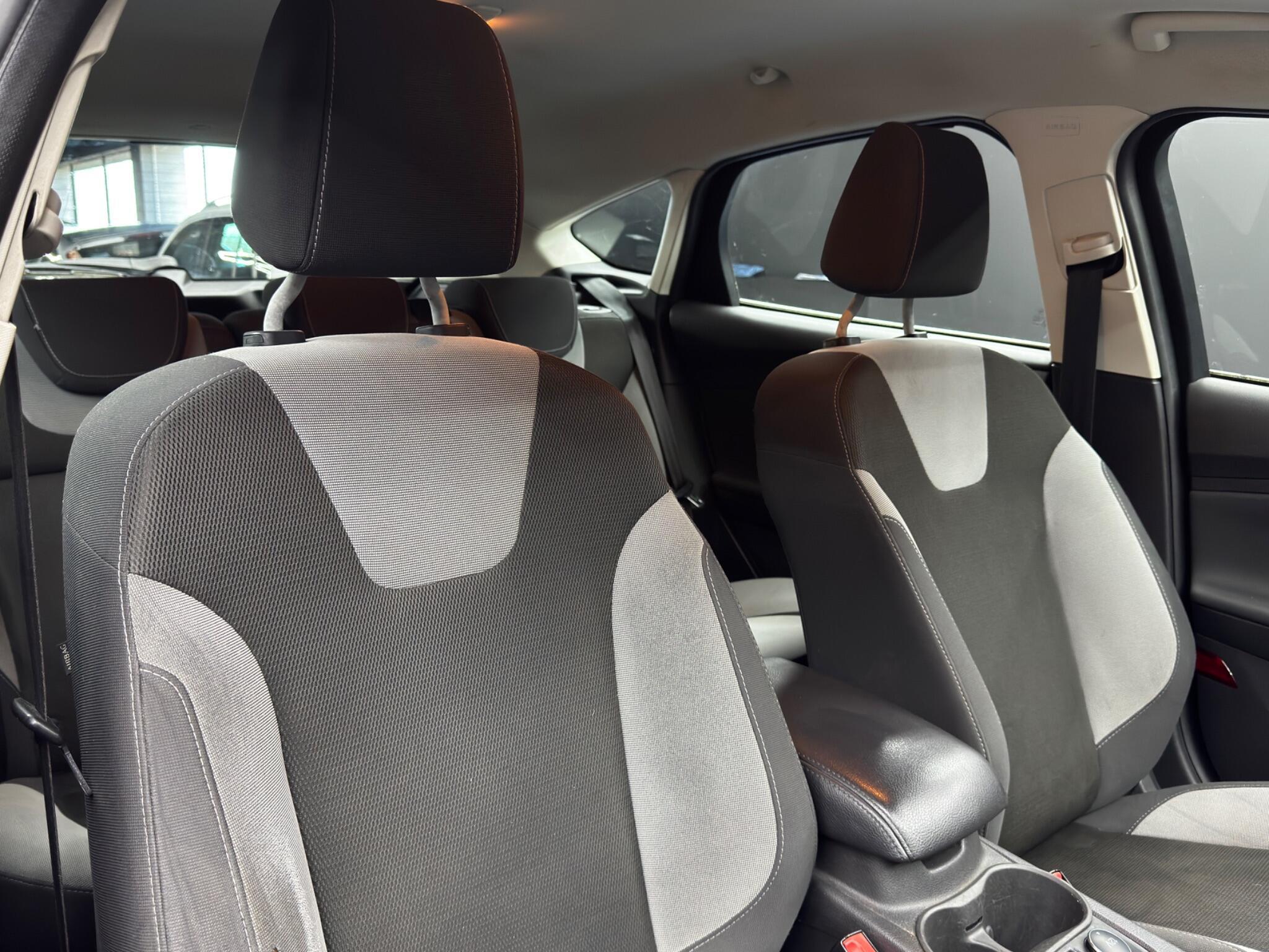 Ford Focus - Image 12