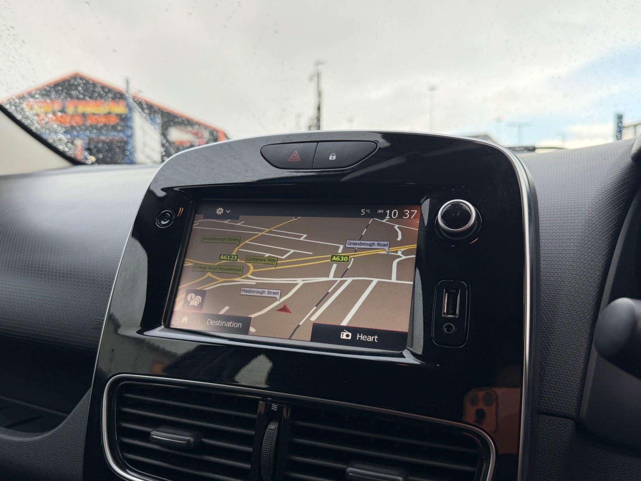 Renault Clio - Image 19