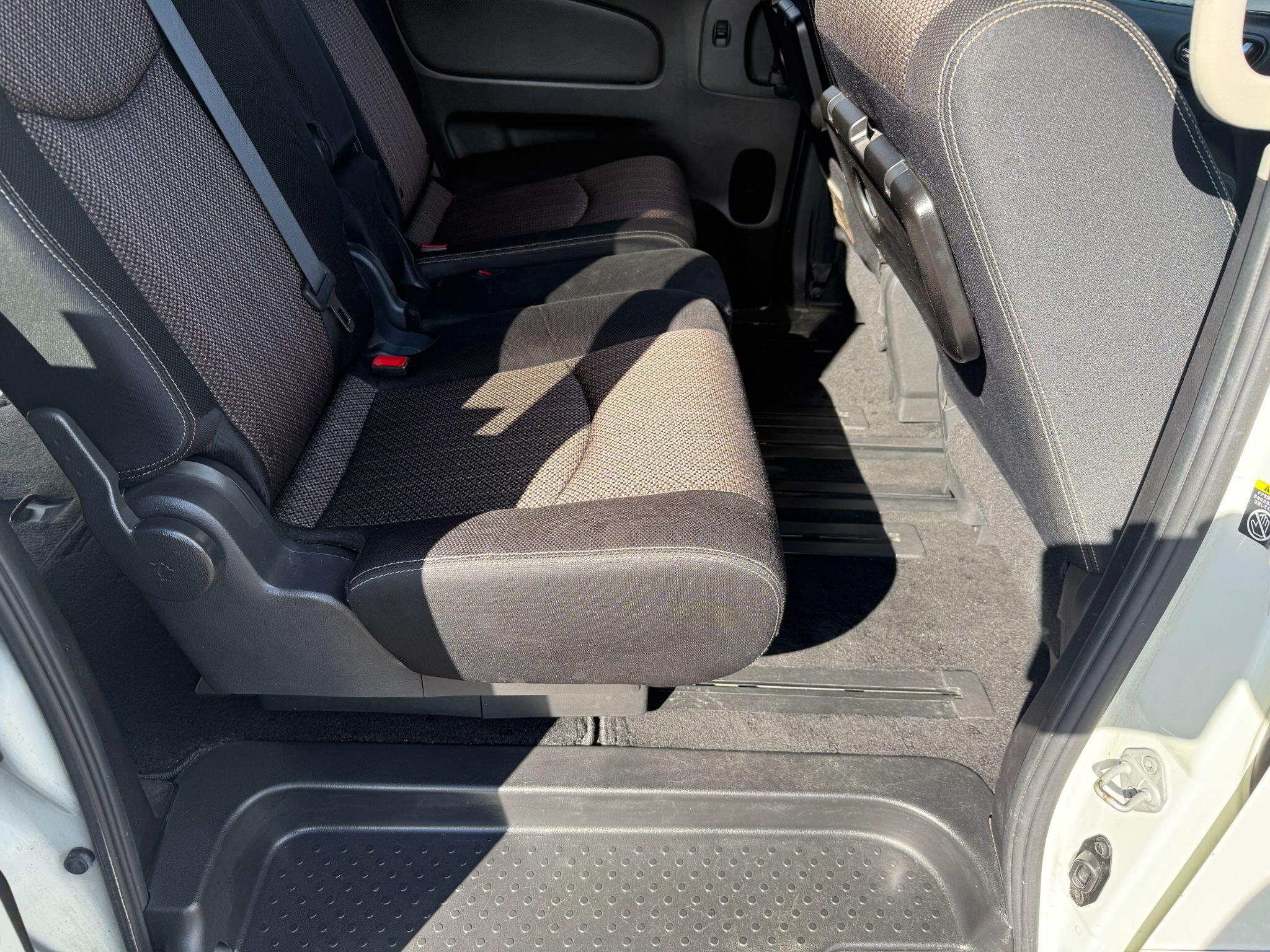 Nissan Serena - Image 32