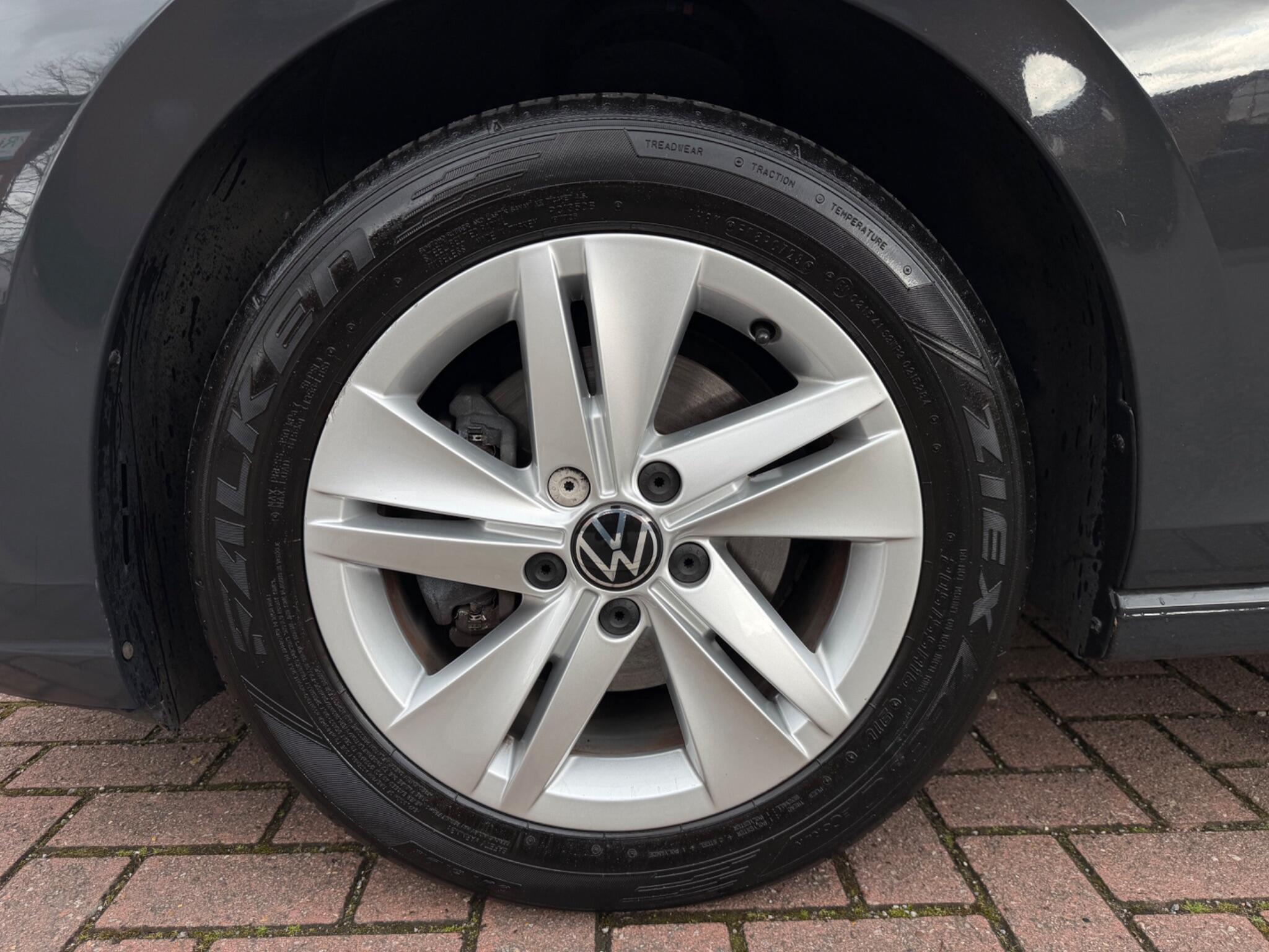 Volkswagen Golf - Image 22