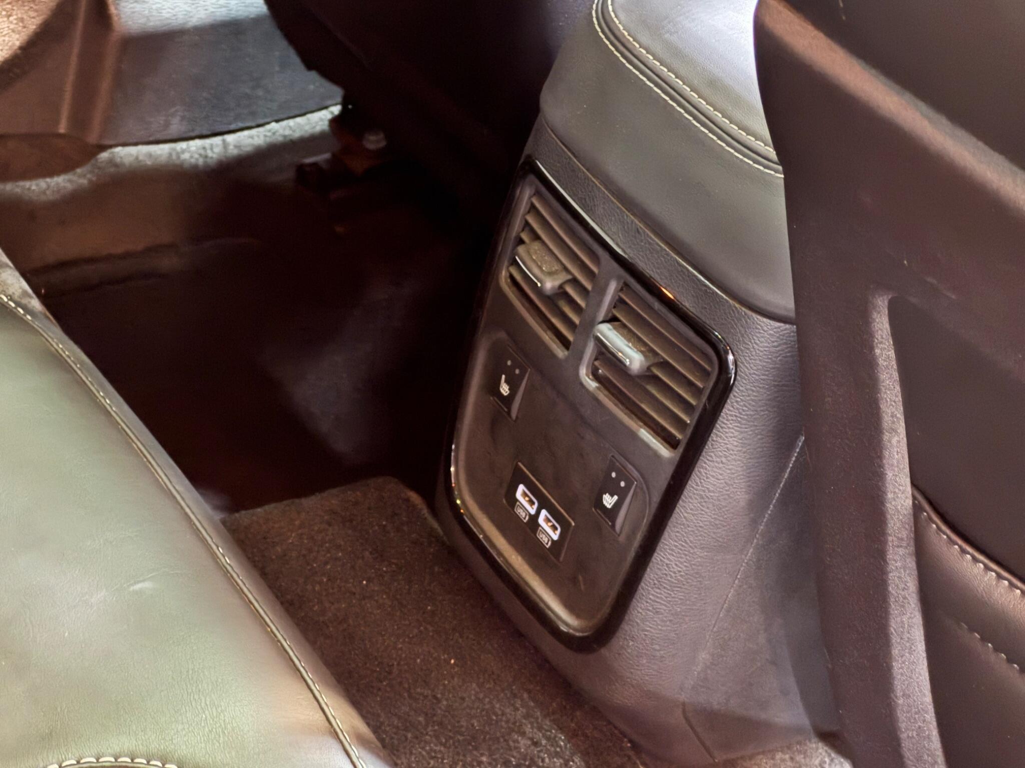 Chrysler 300C - Image 14
