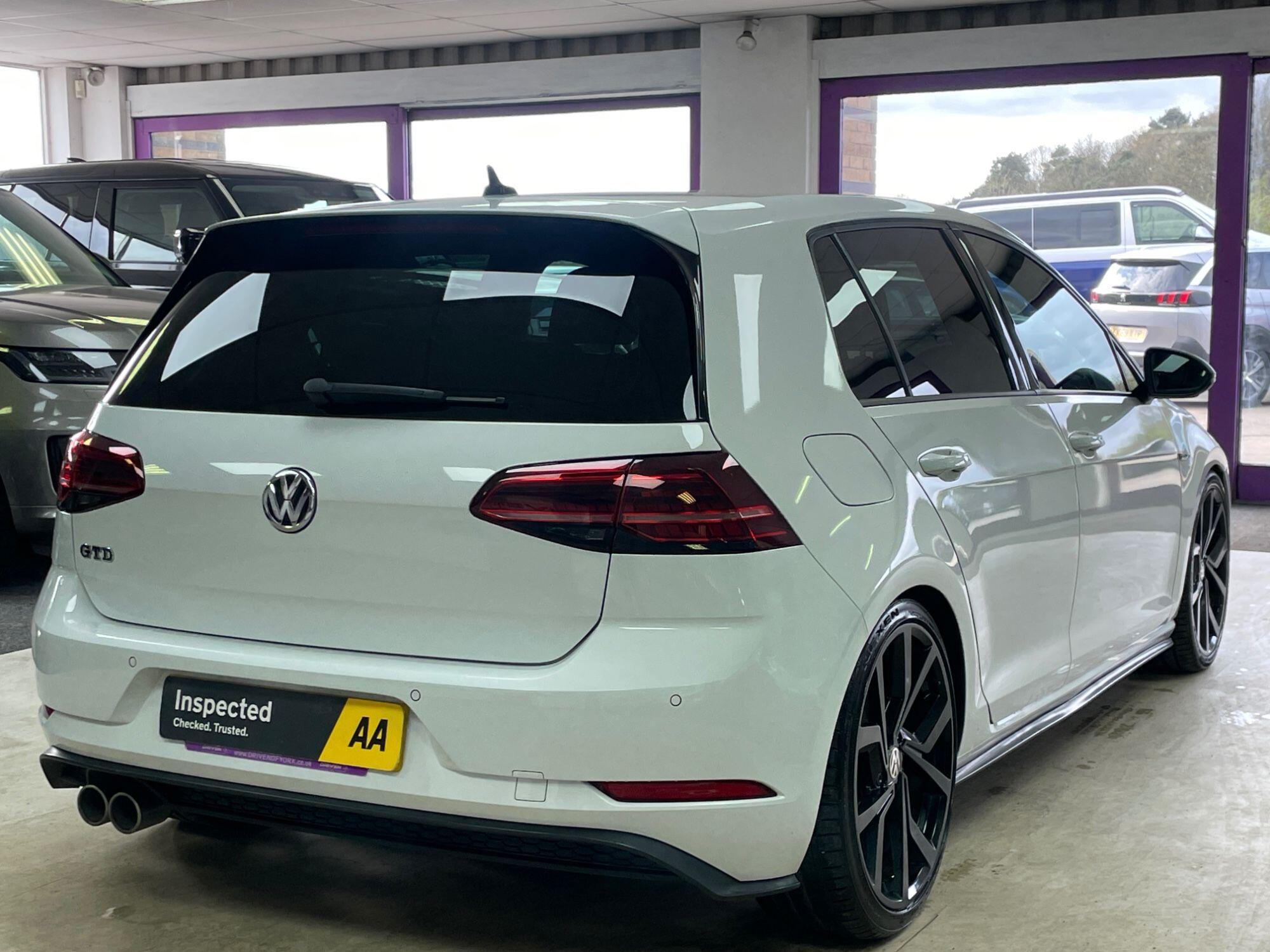 Volkswagen Golf - Image 11