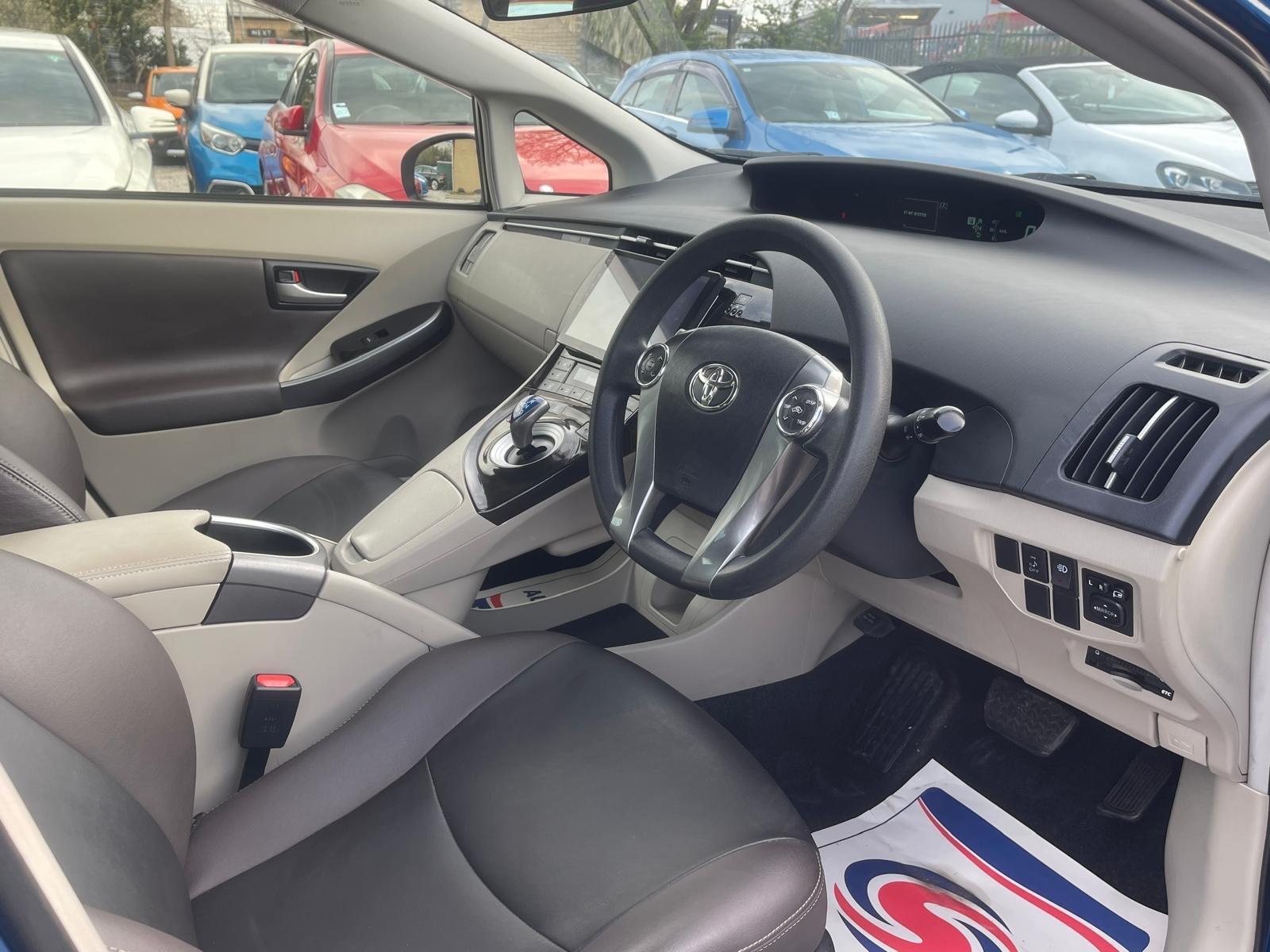 Toyota Prius - Image 29