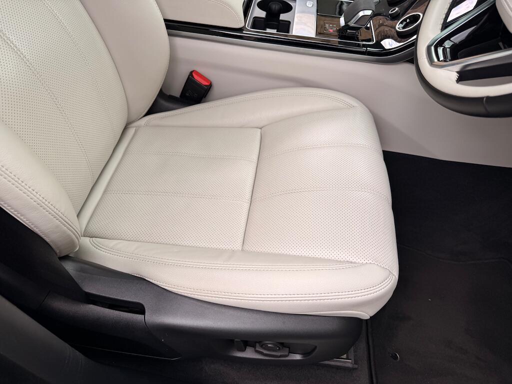 Land Rover Range Rover Velar - Image 37