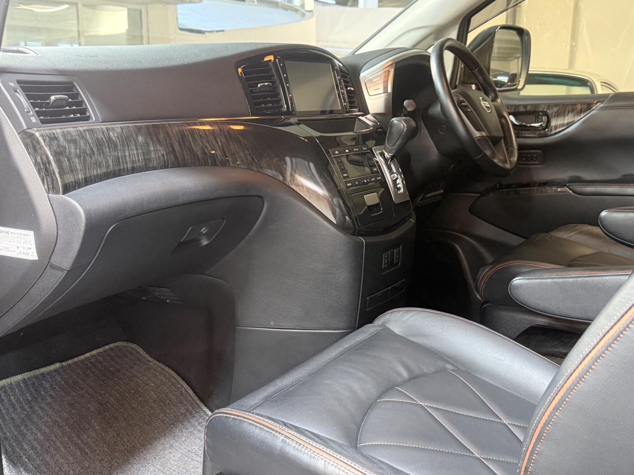 Nissan Elgrand - Image 11
