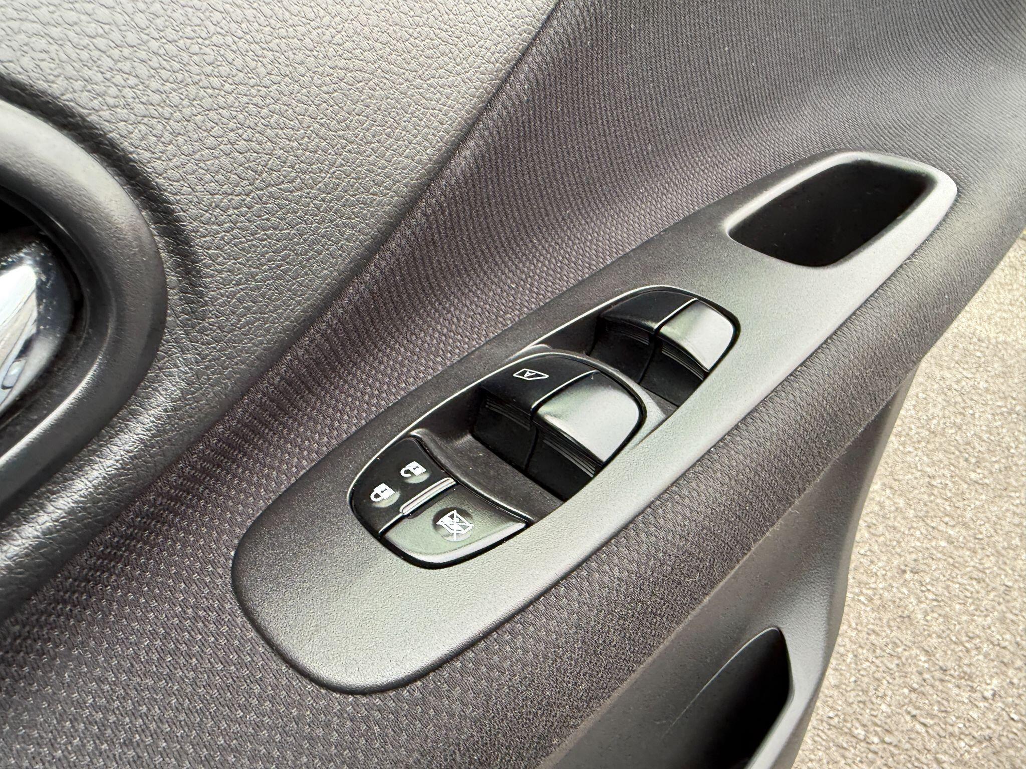 Nissan Serena - Image 69