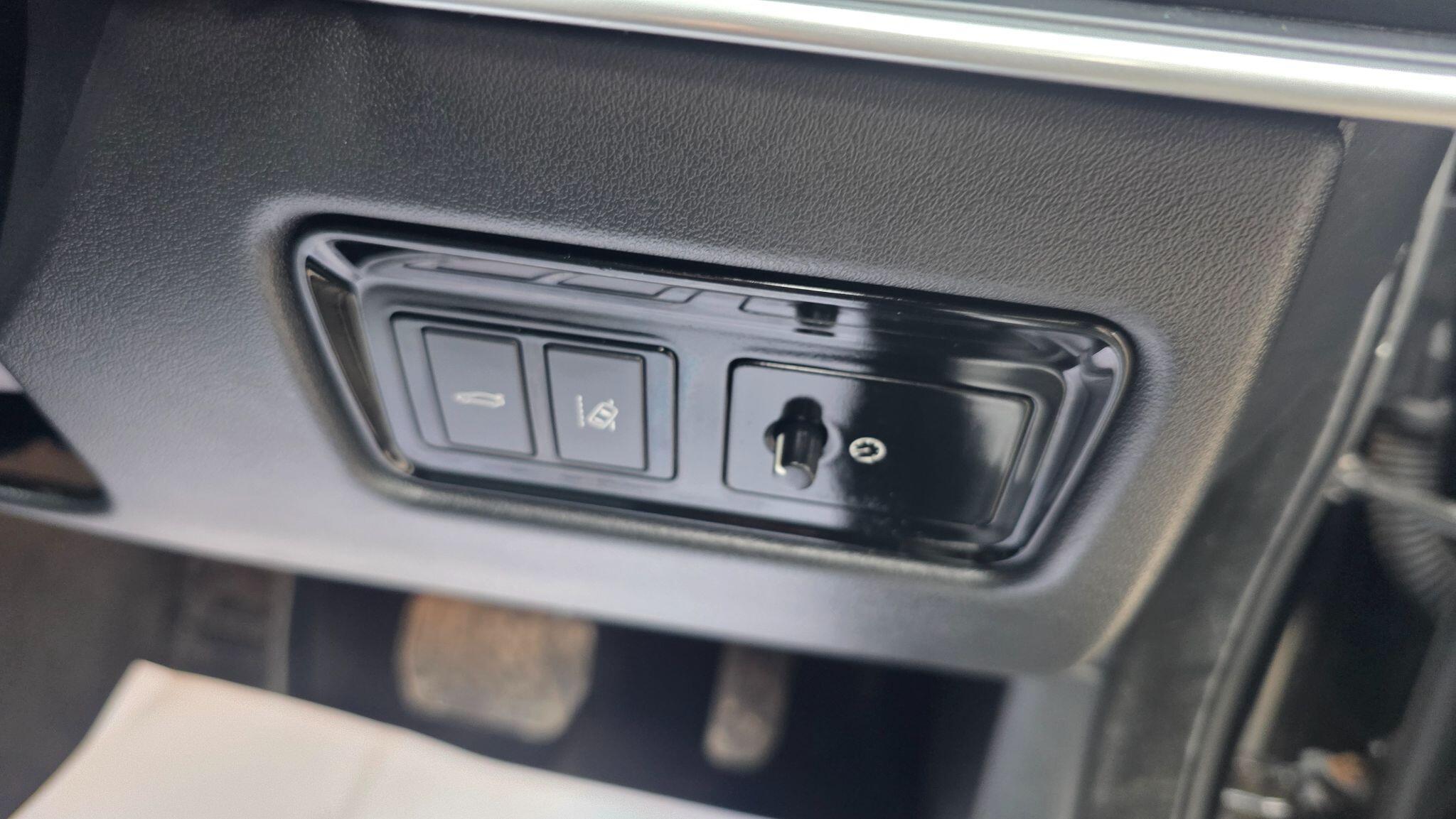 Jaguar XE - Image 42