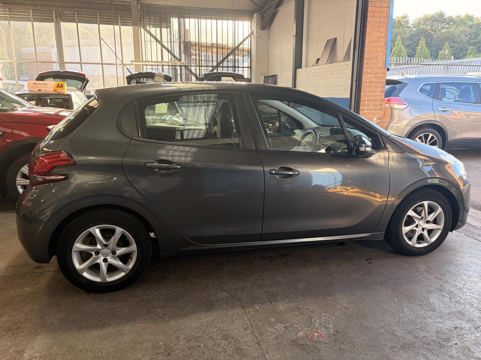 Peugeot 208 - Image 9