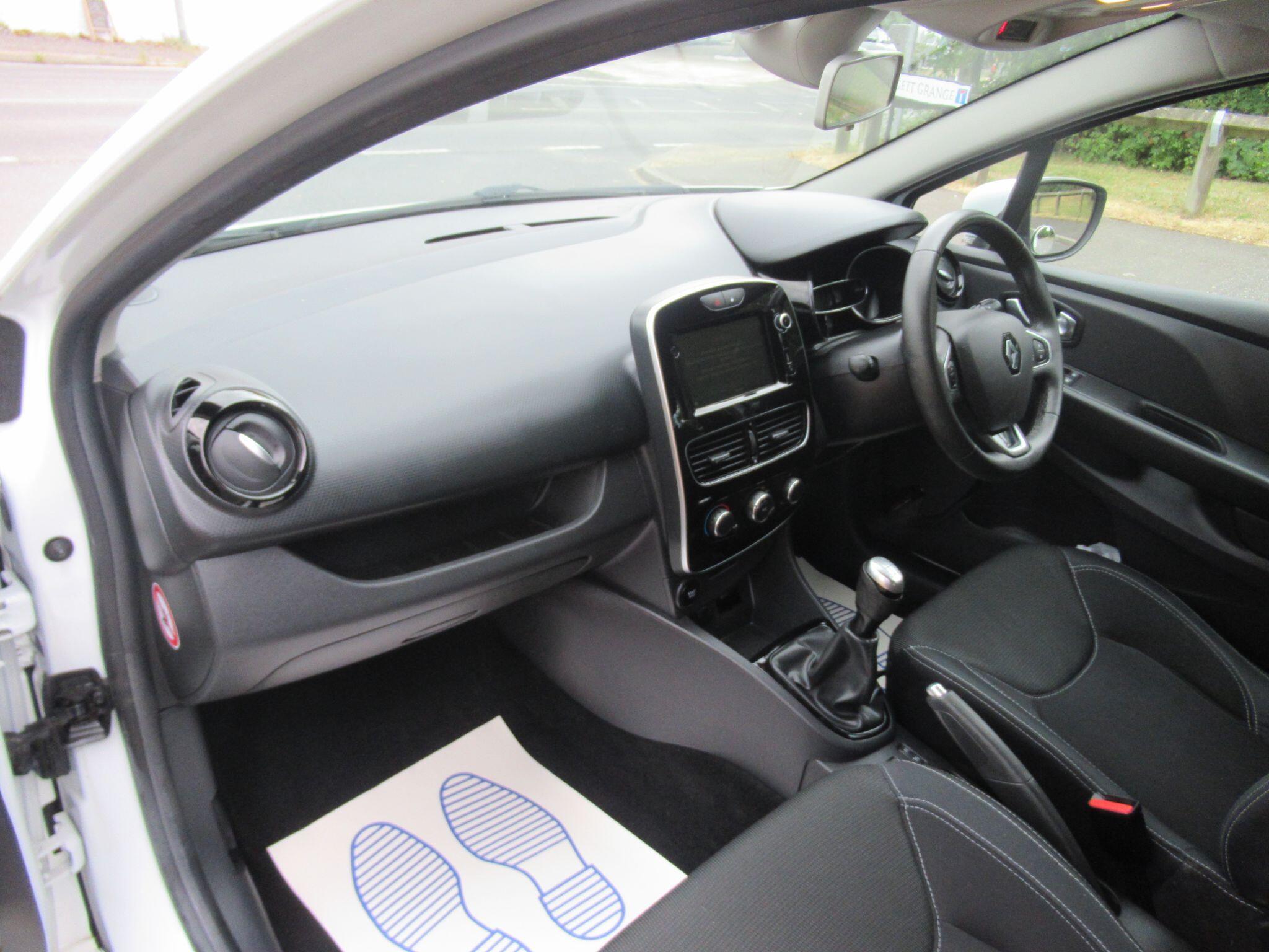 Renault Clio - Image 8