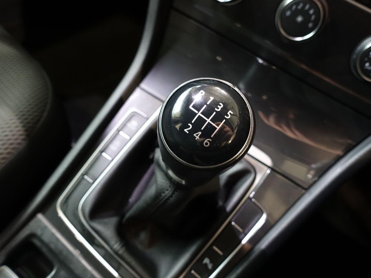 Volkswagen Golf - Image 24