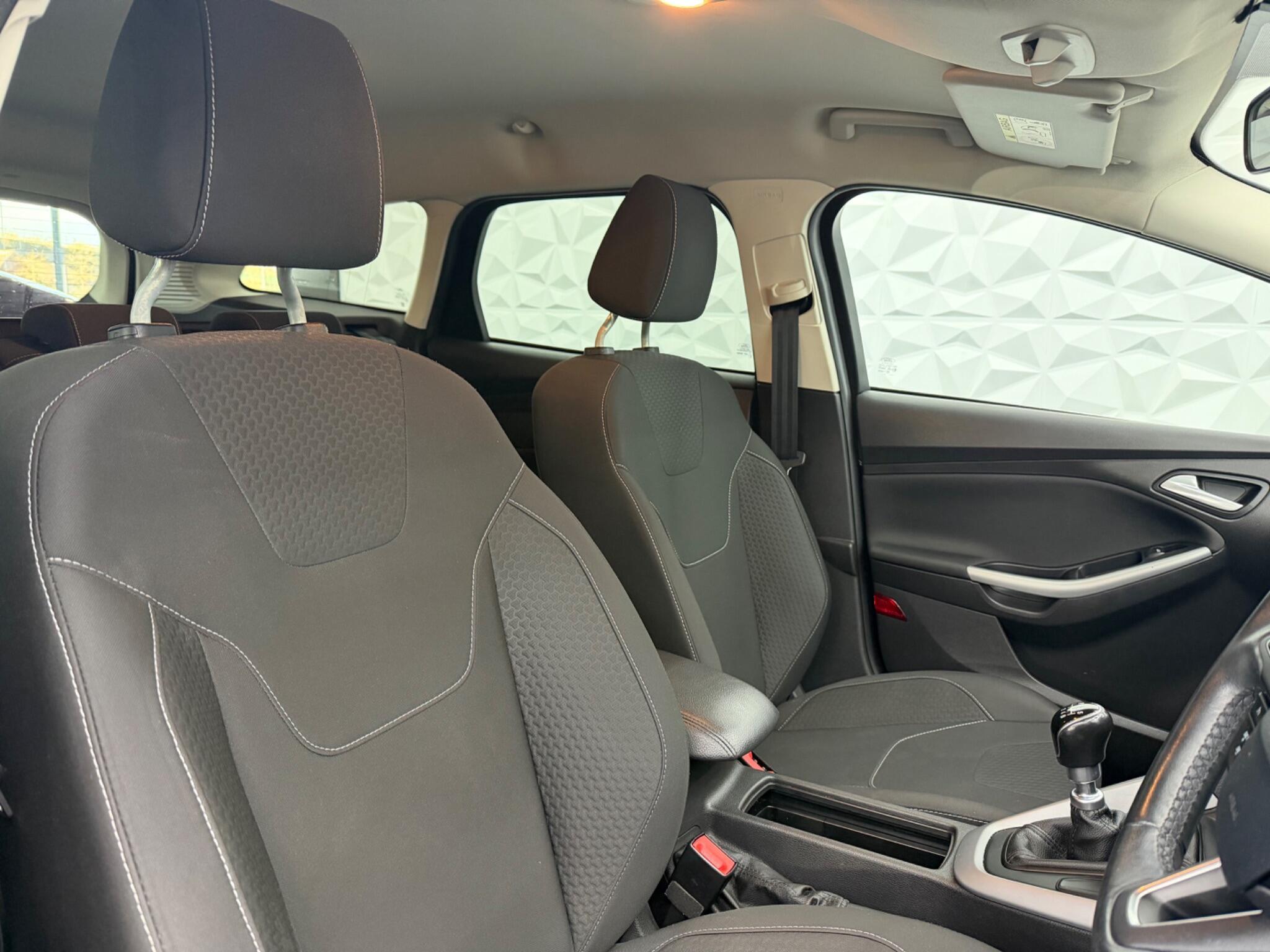 Ford Focus - Image 12