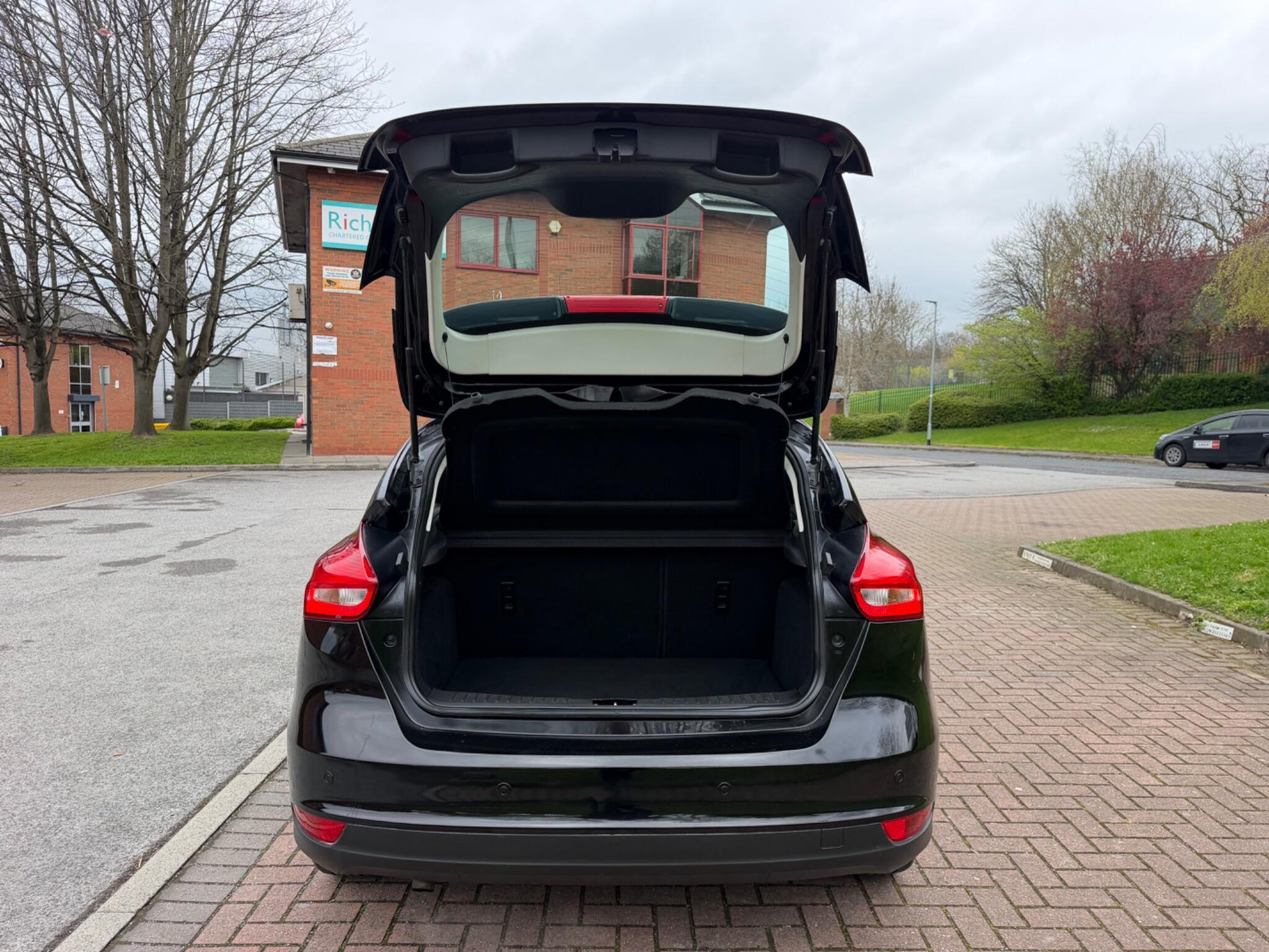 Ford Focus - Image 11