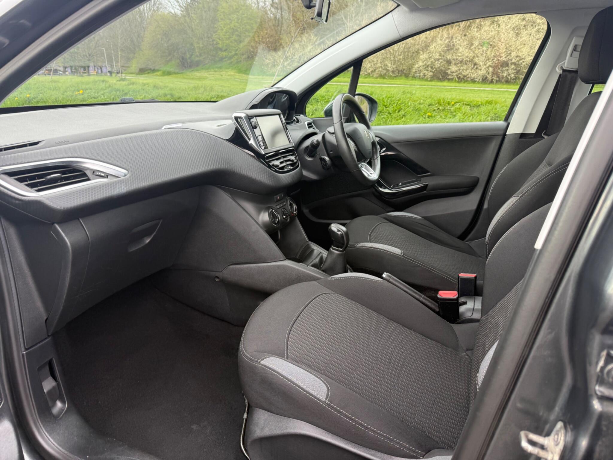 Peugeot 208 - Image 8