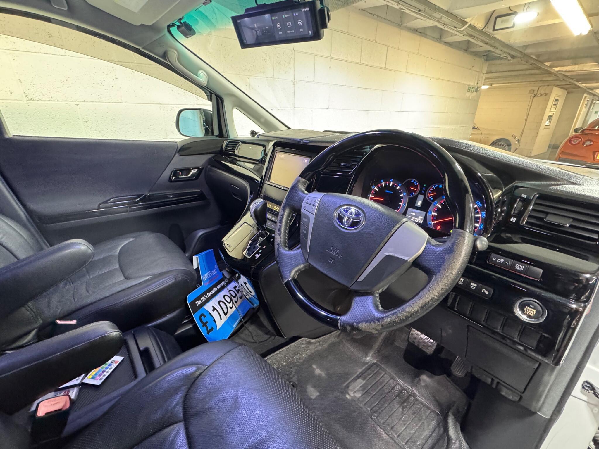 Toyota Vellfire - Image 9