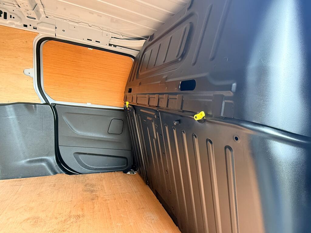 Vauxhall Combo - Image 13