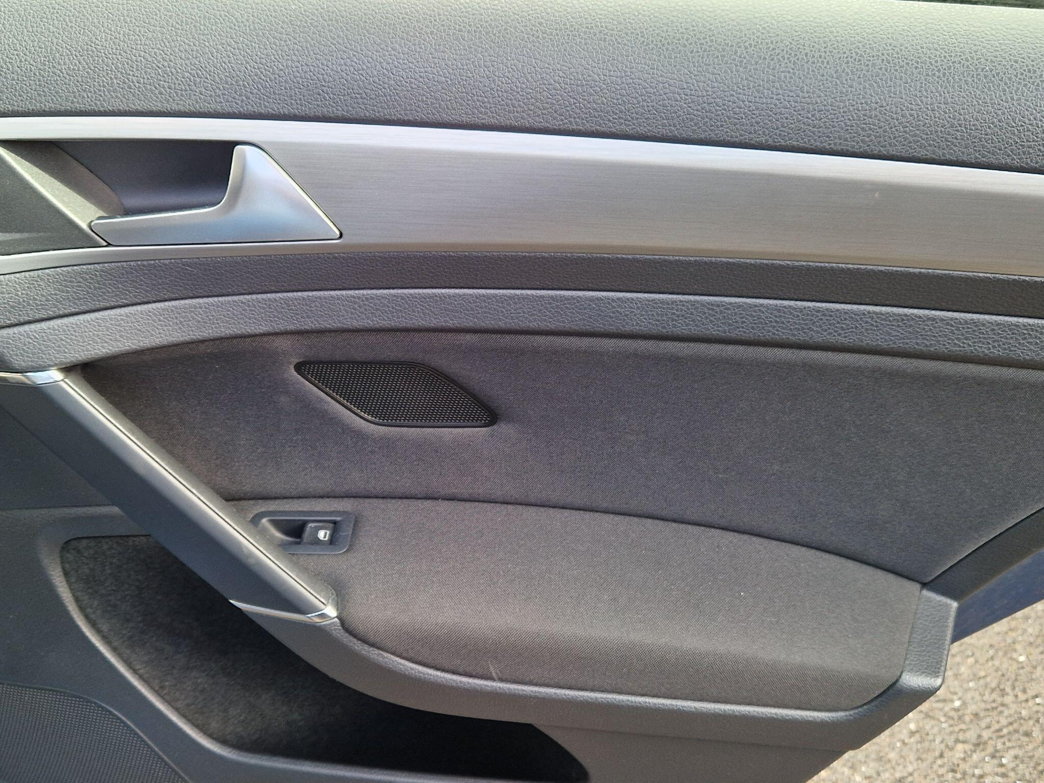 Volkswagen Golf - Image 34