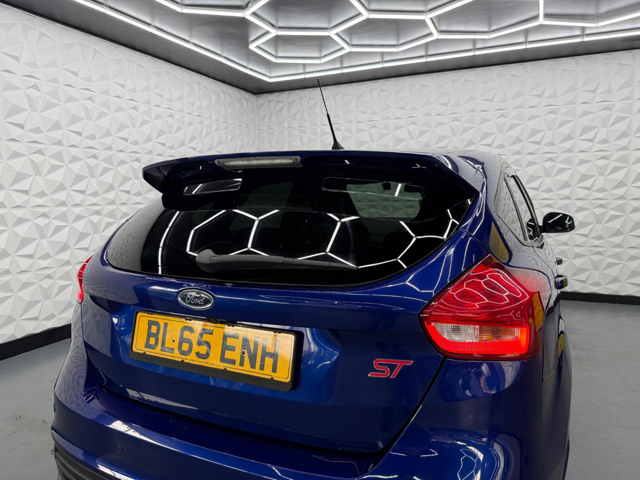 Ford Focus - Image 17