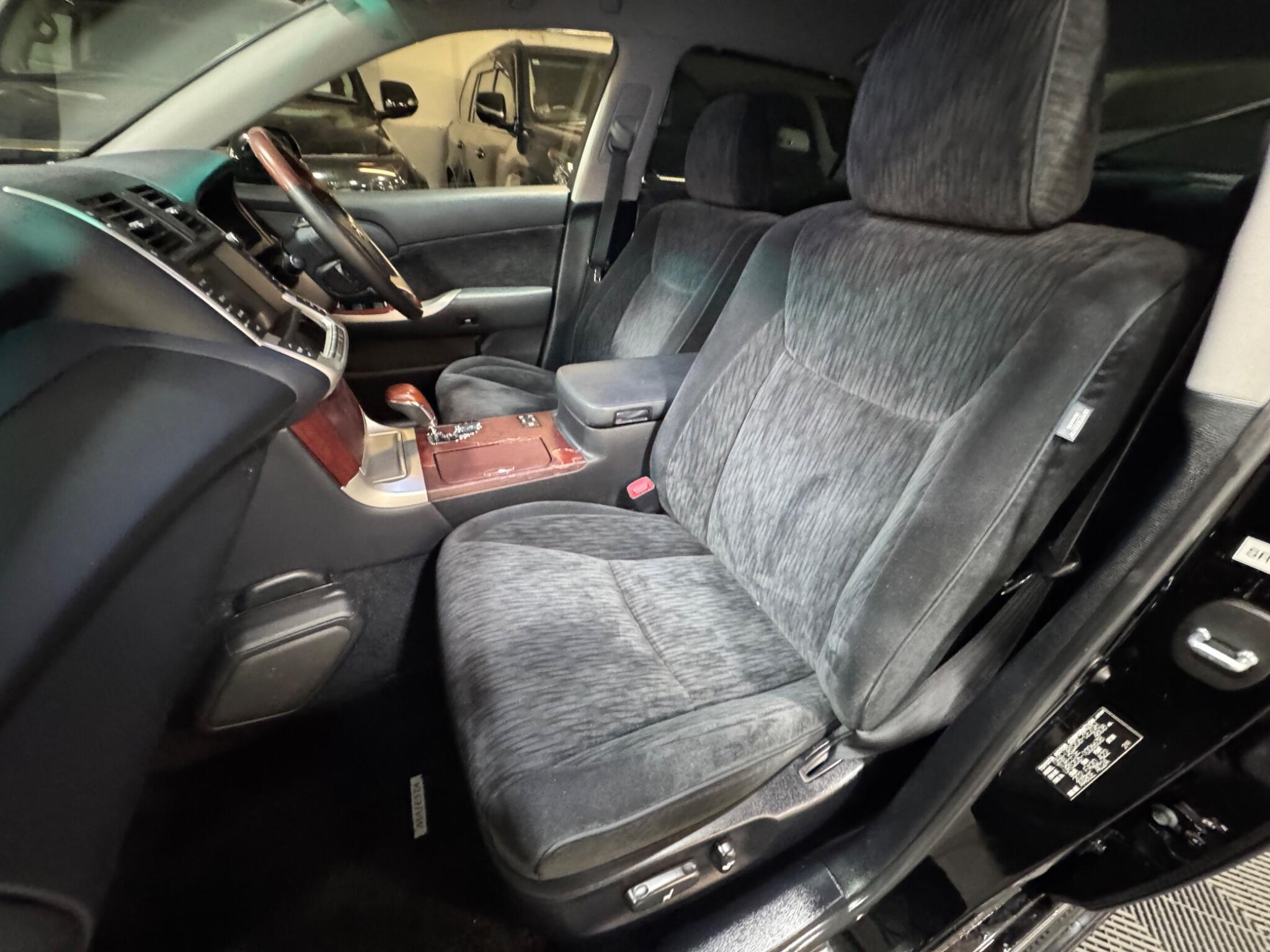 Toyota CROWN - Image 10