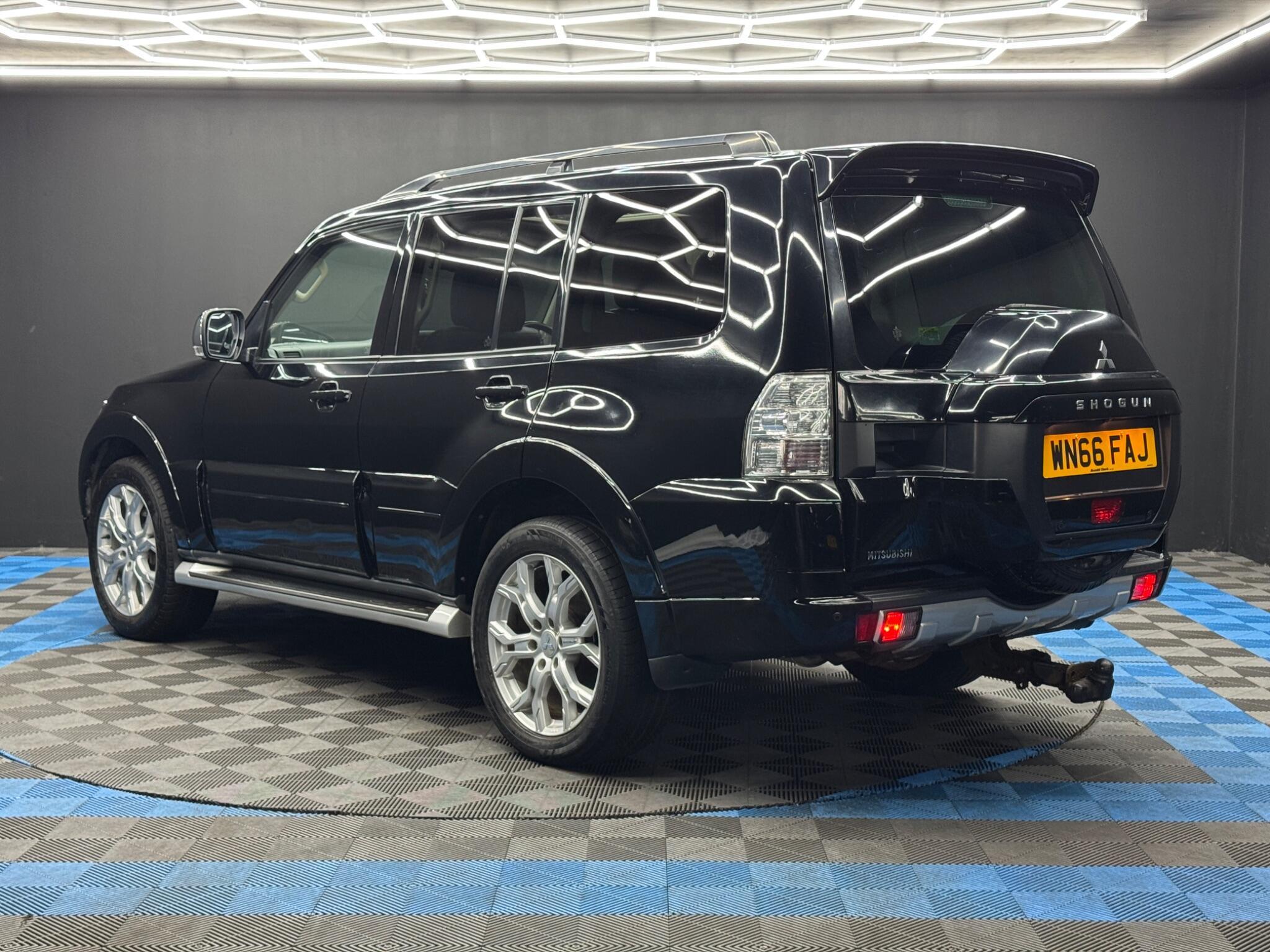 Mitsubishi Shogun - Image 7