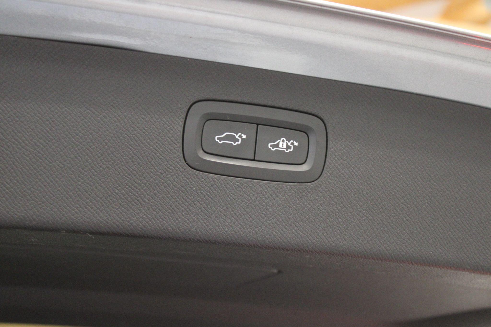 Volvo XC90 - Image 18