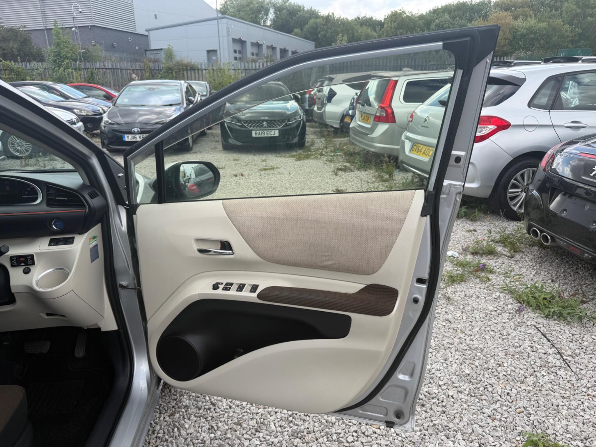 Toyota Sienta - Image 8