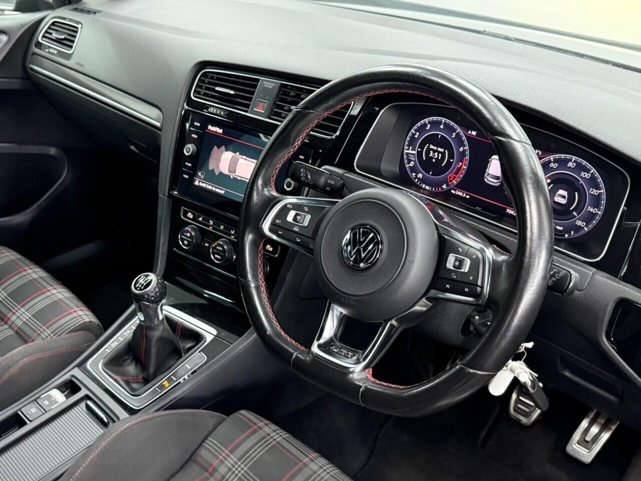 Volkswagen Golf - Image 14