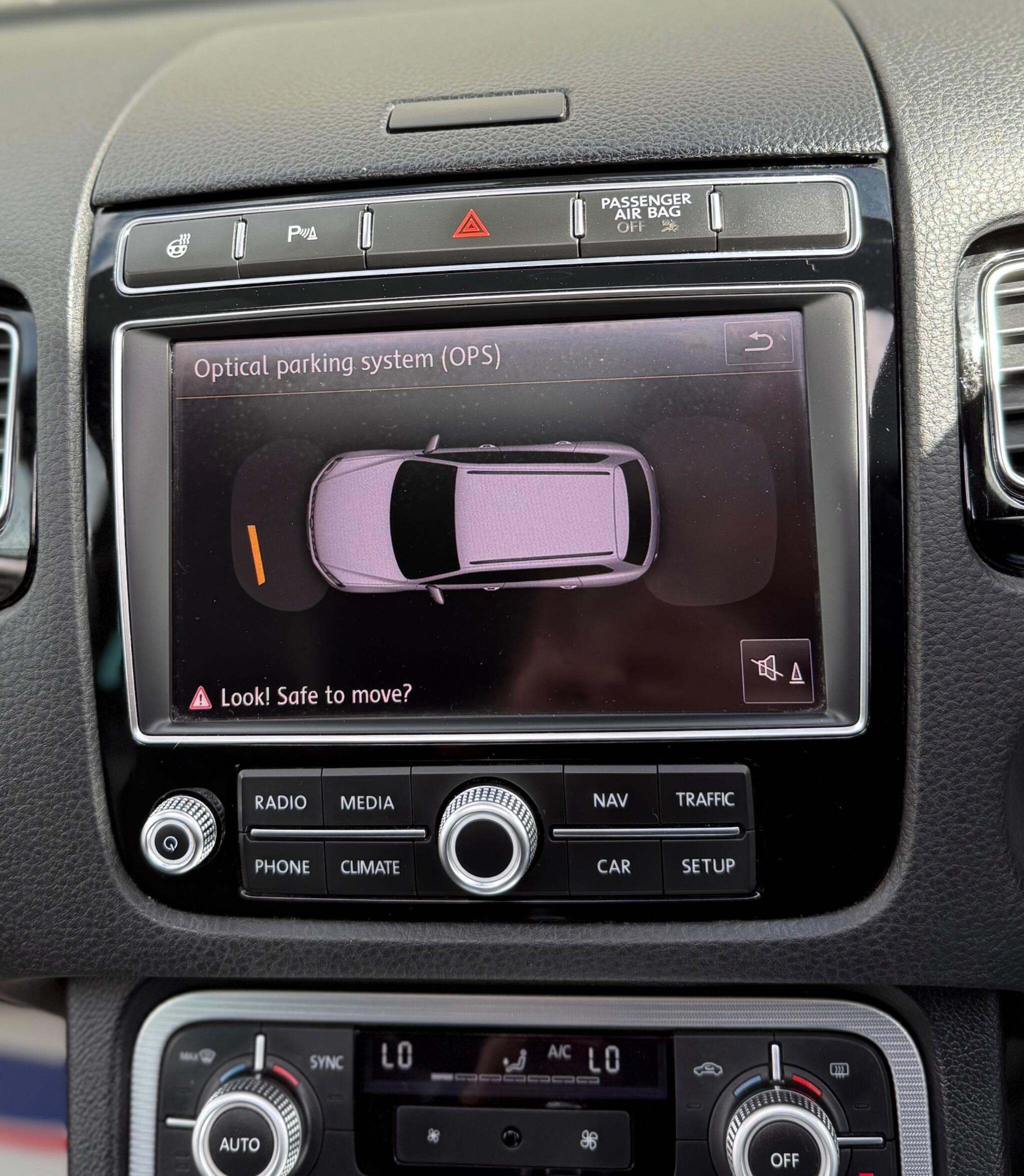 Volkswagen Touareg - Image 40